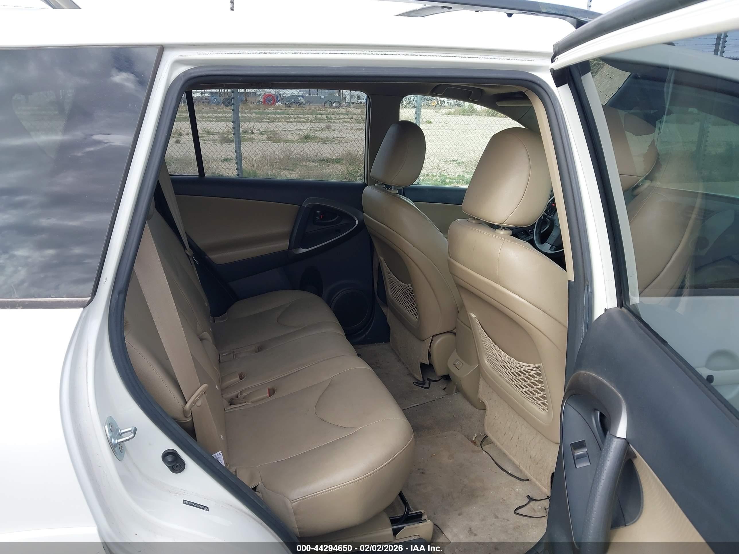 TOYOTA RAV4 image 8