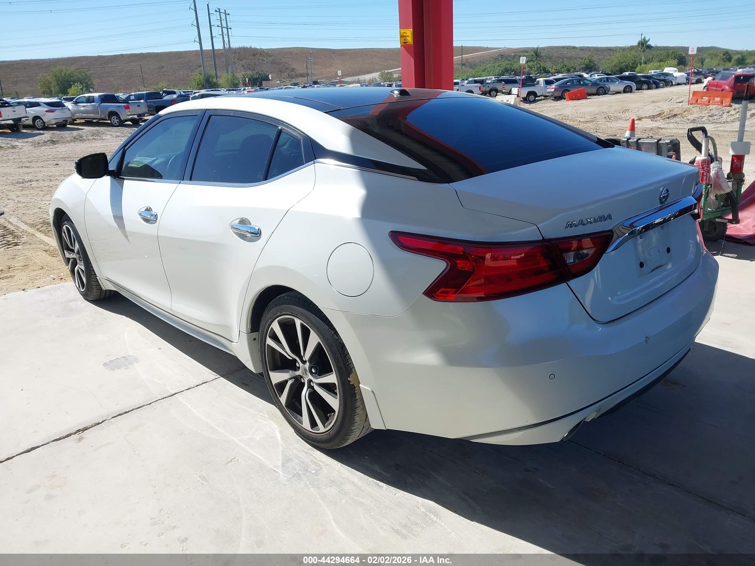 NISSAN MAXIMA image 3