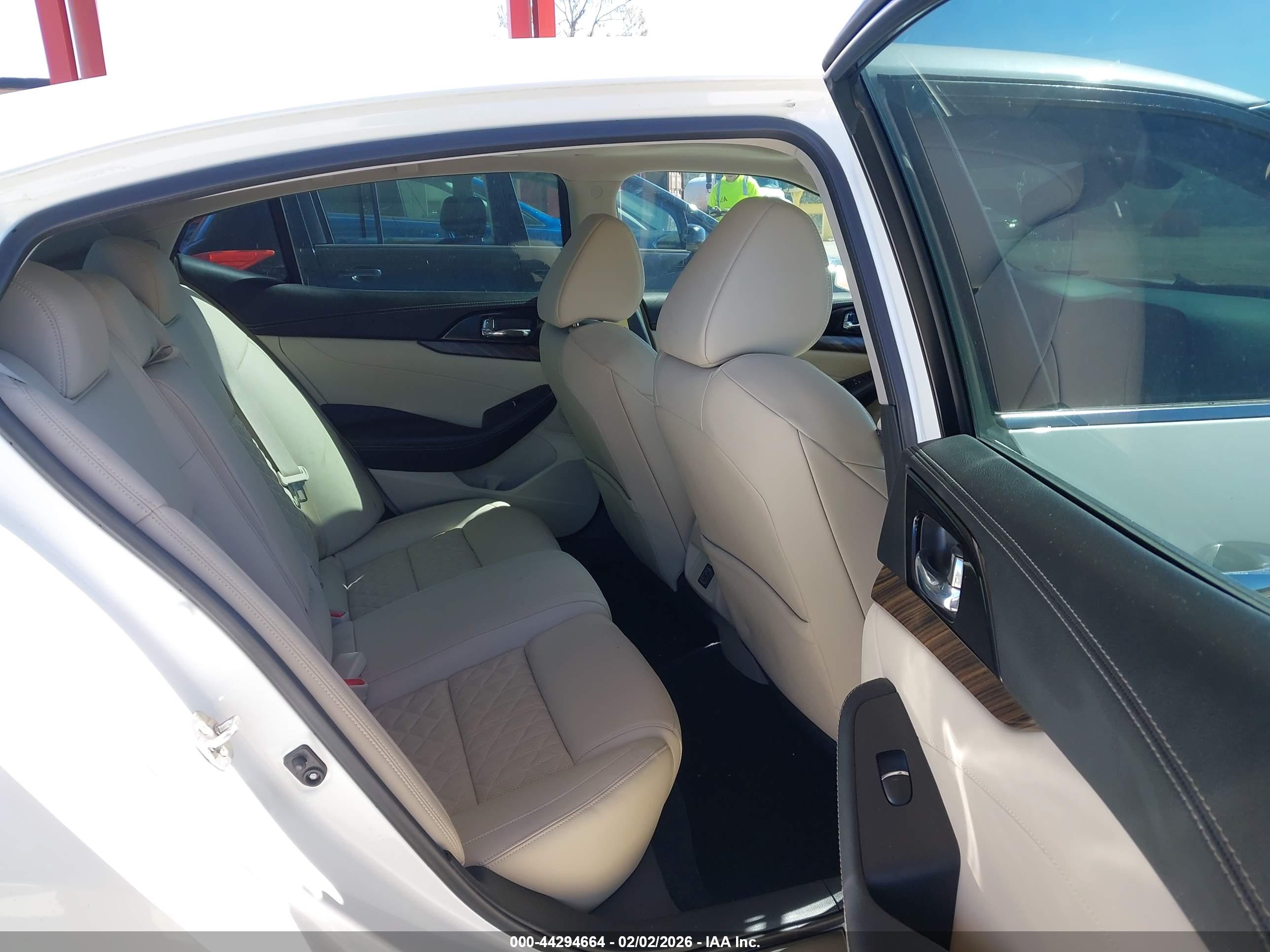 NISSAN MAXIMA image 8
