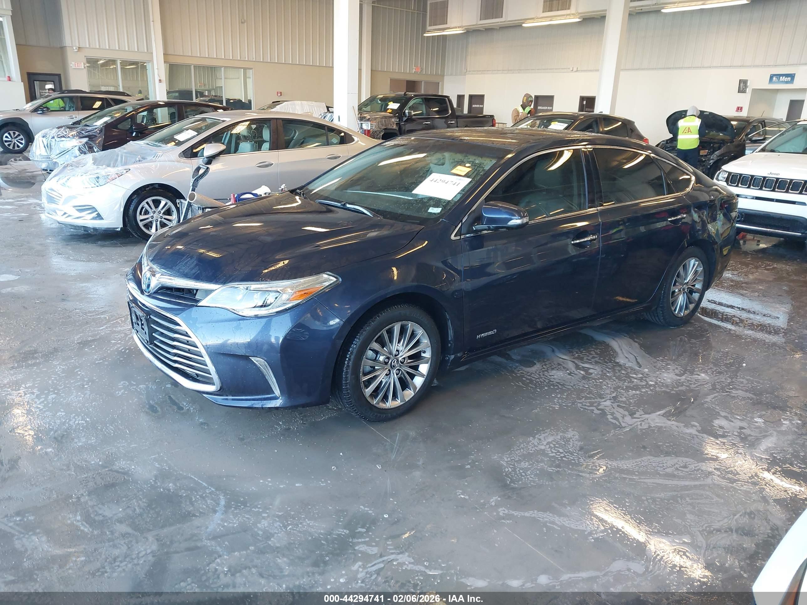 TOYOTA AVALON image 2