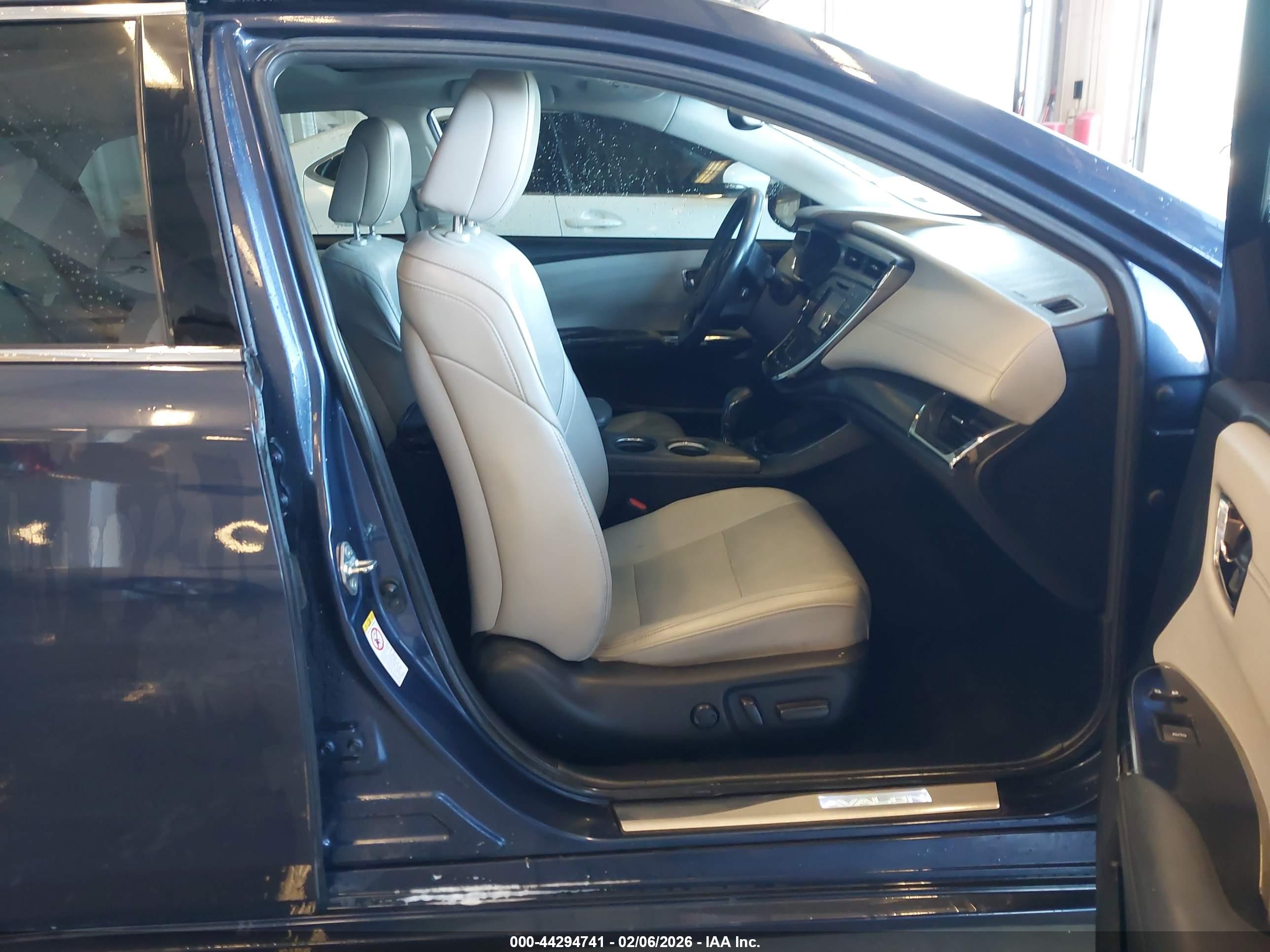 TOYOTA AVALON image 5
