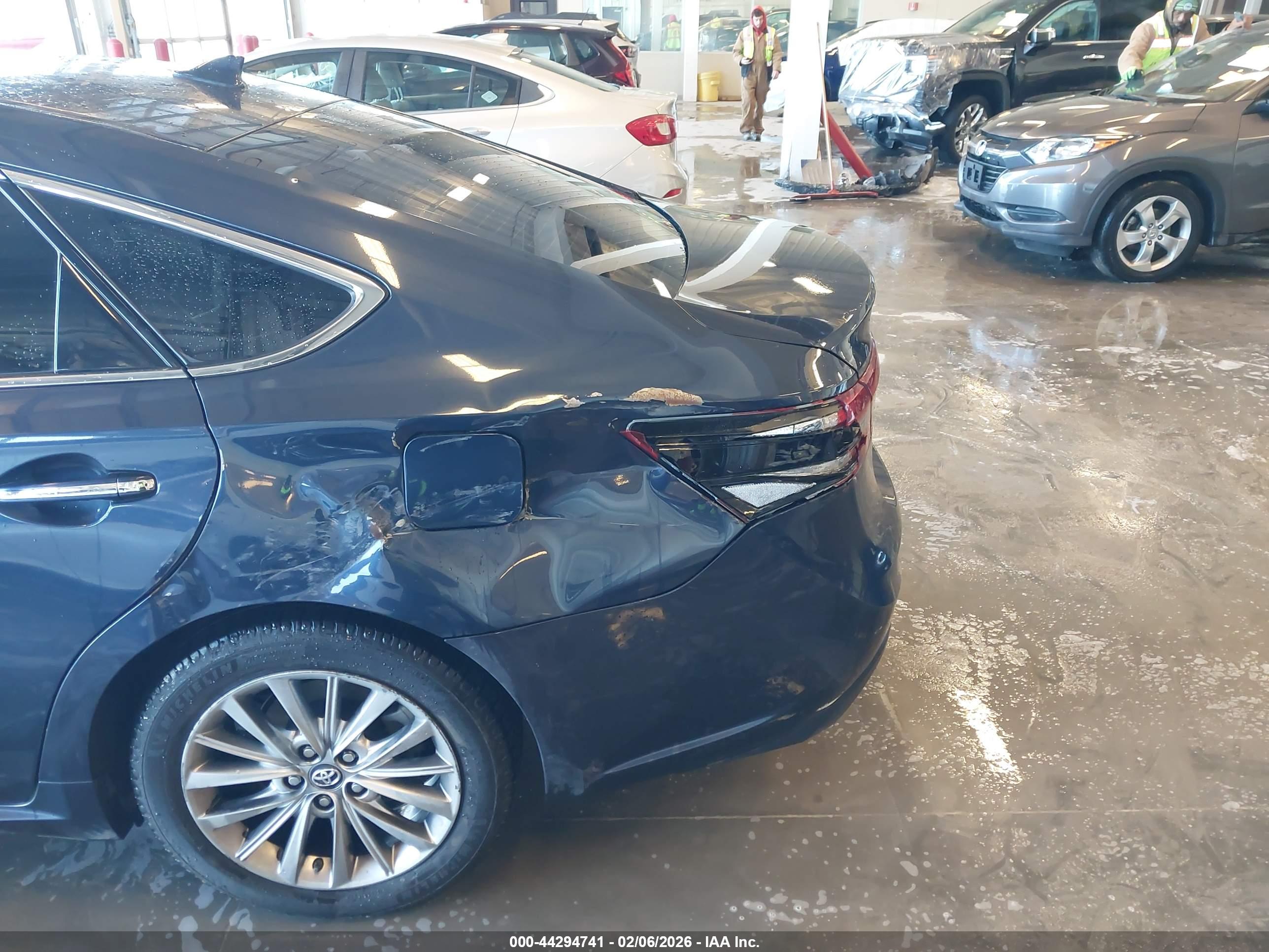 TOYOTA AVALON image 6