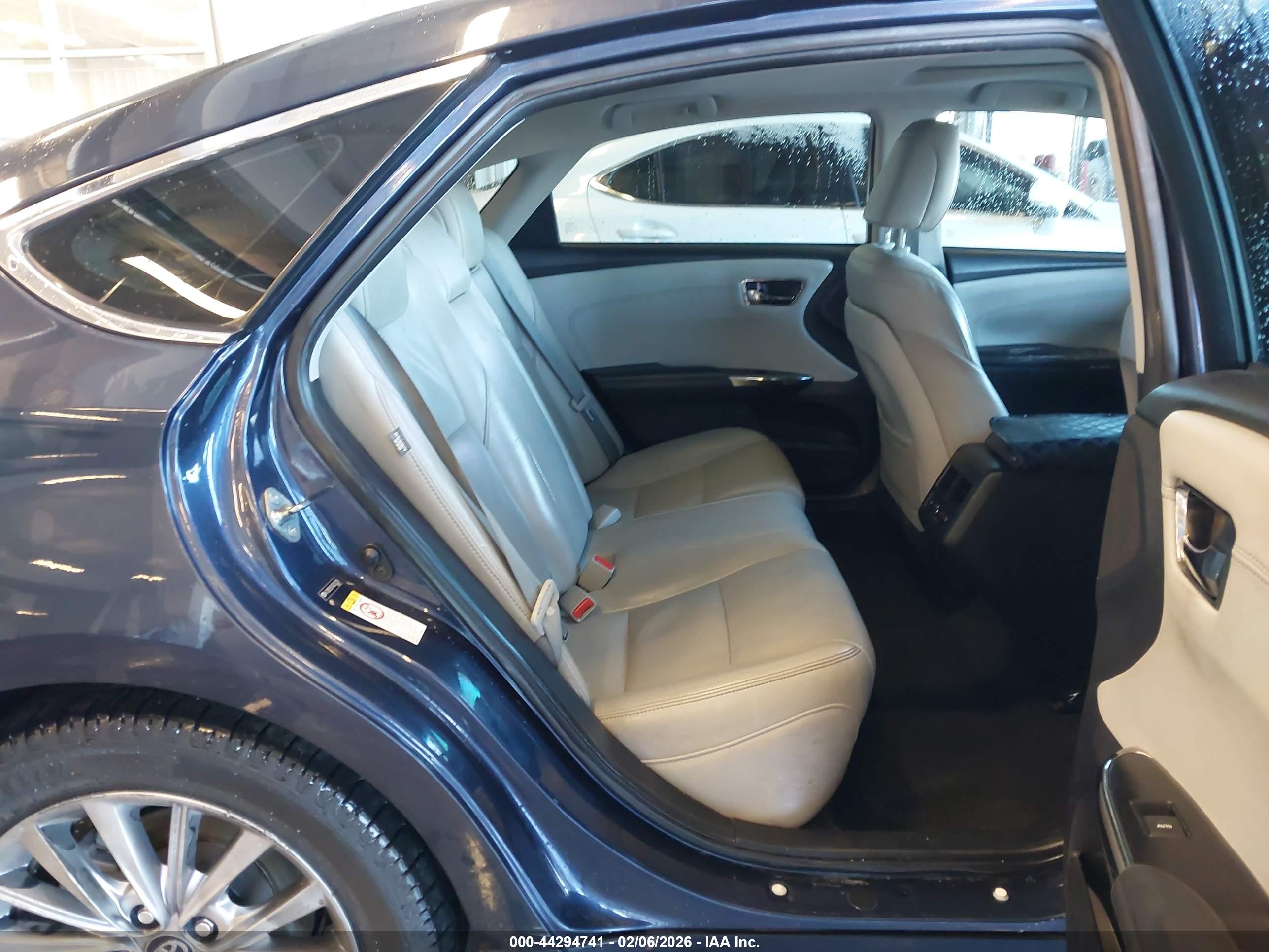 TOYOTA AVALON image 8