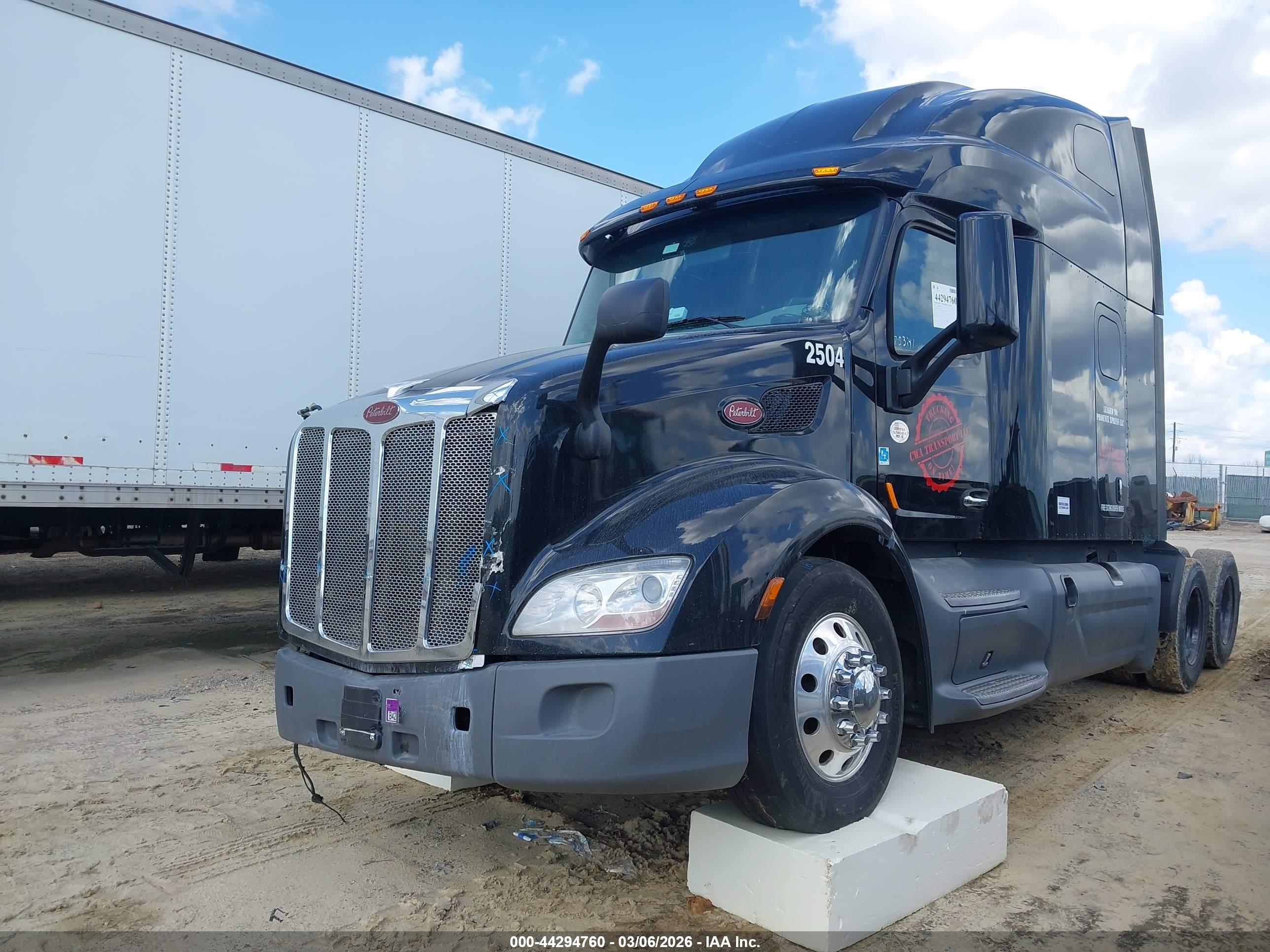 PETERBILT 579 image 2
