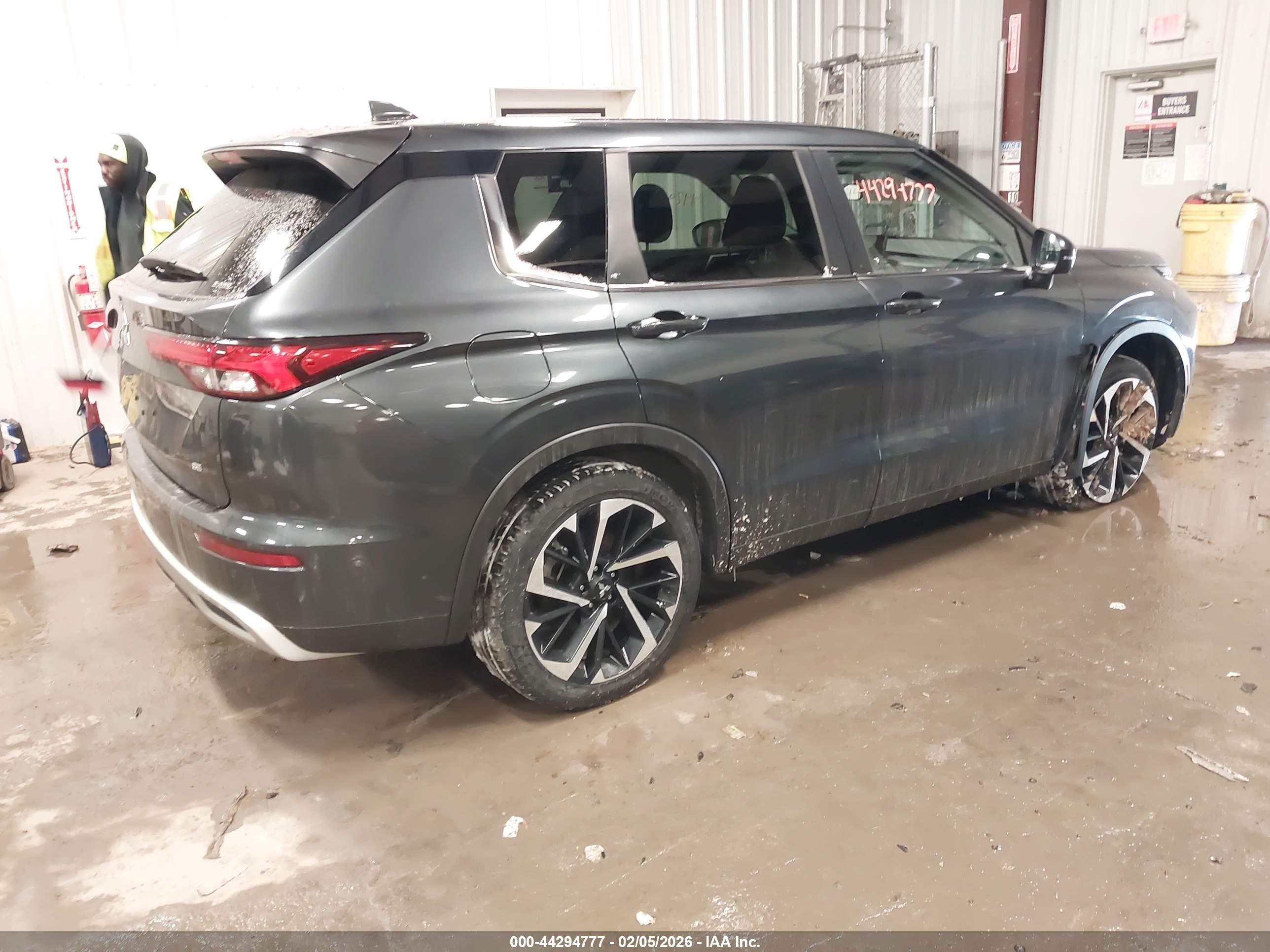 MITSUBISHI OUTLANDER image 4