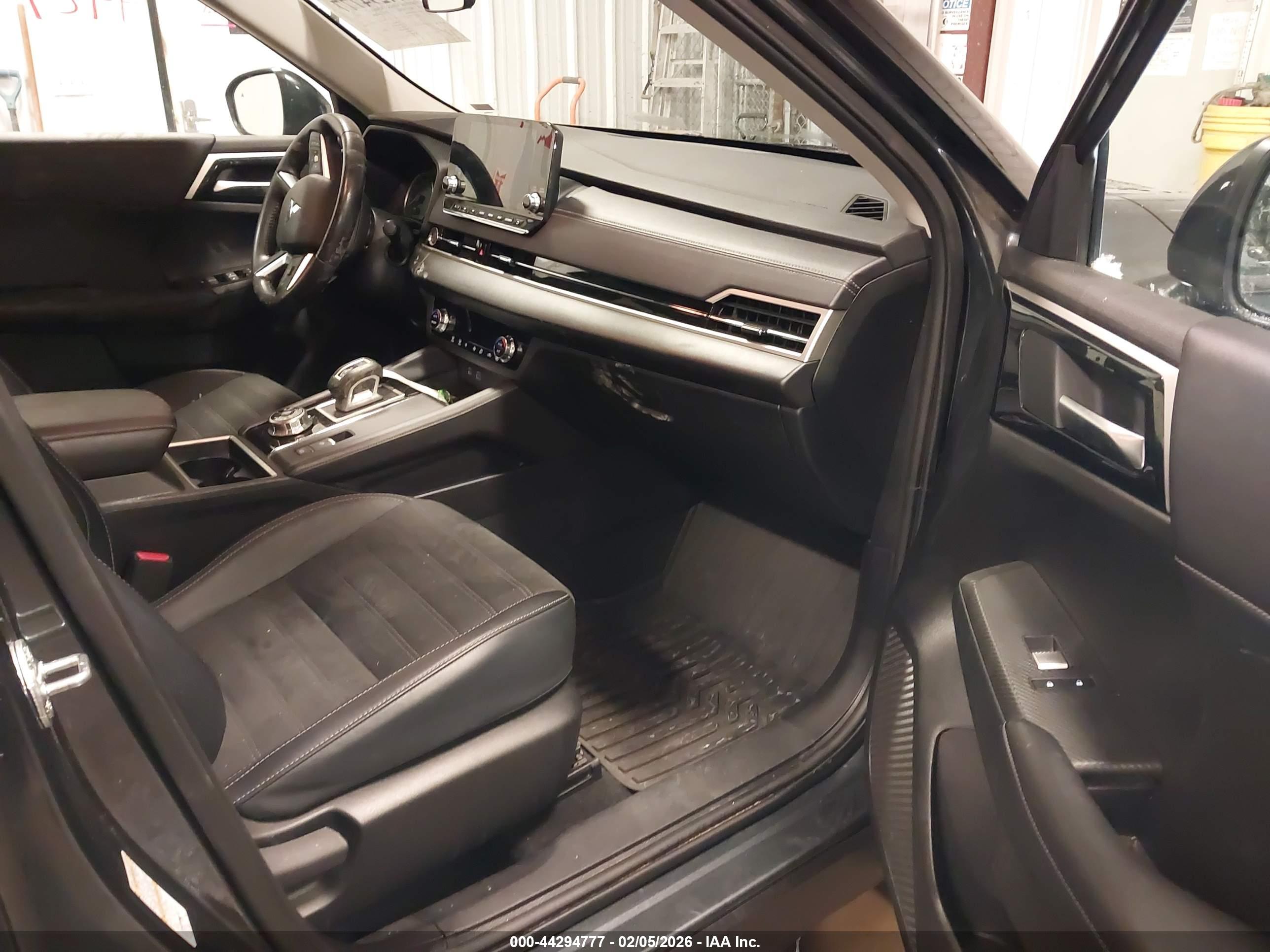 MITSUBISHI OUTLANDER image 5