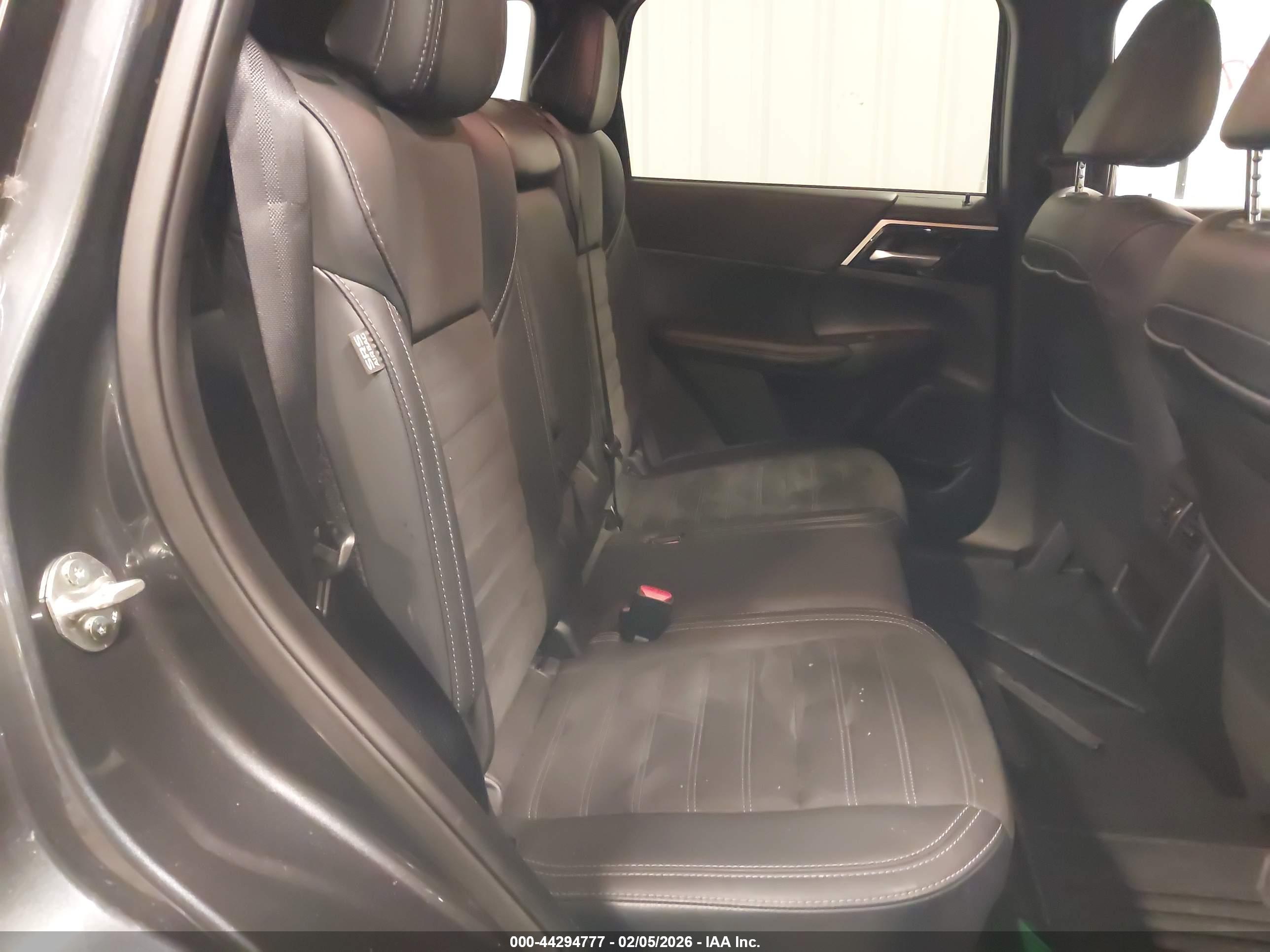MITSUBISHI OUTLANDER image 8