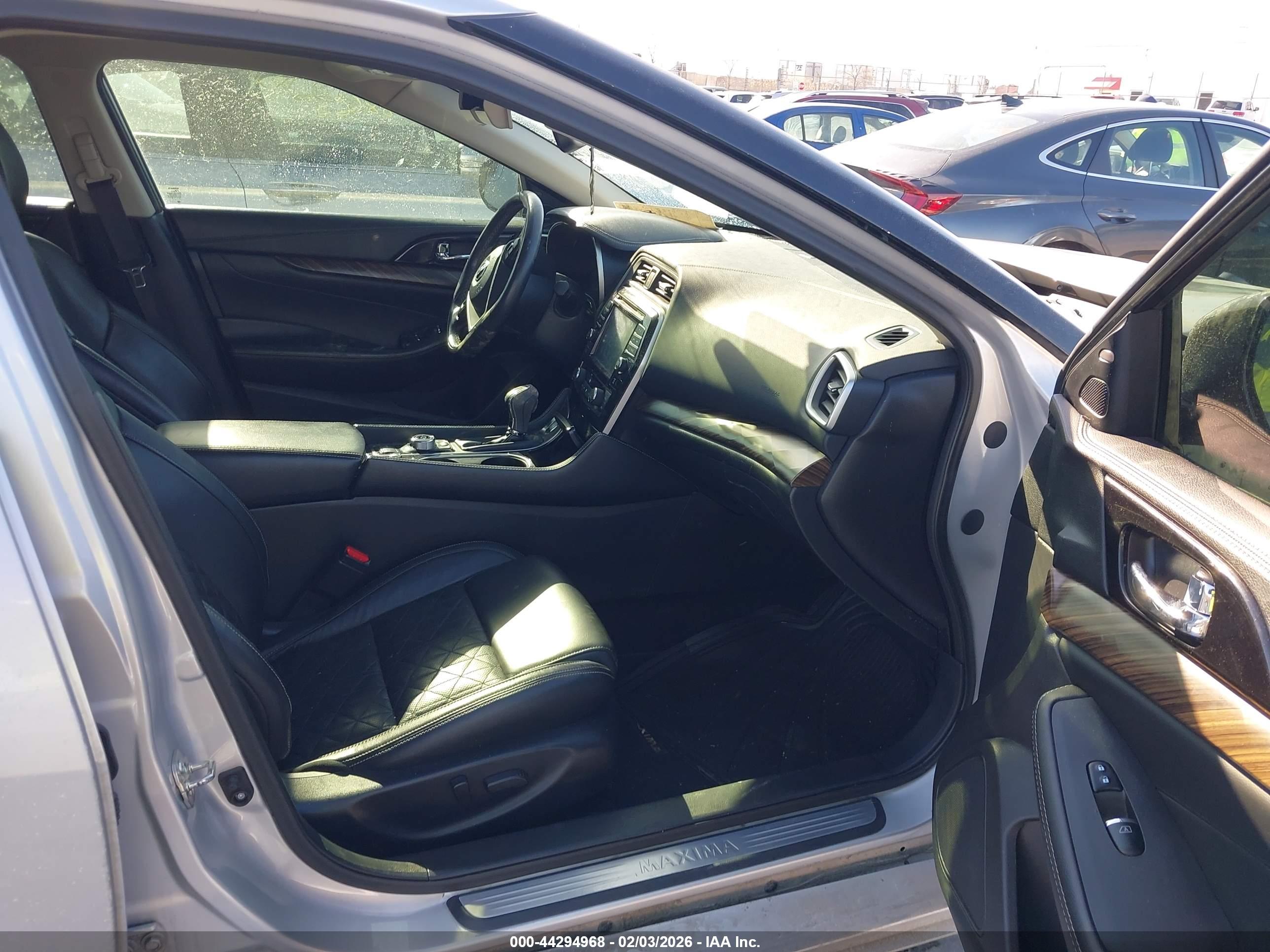 NISSAN MAXIMA image 5