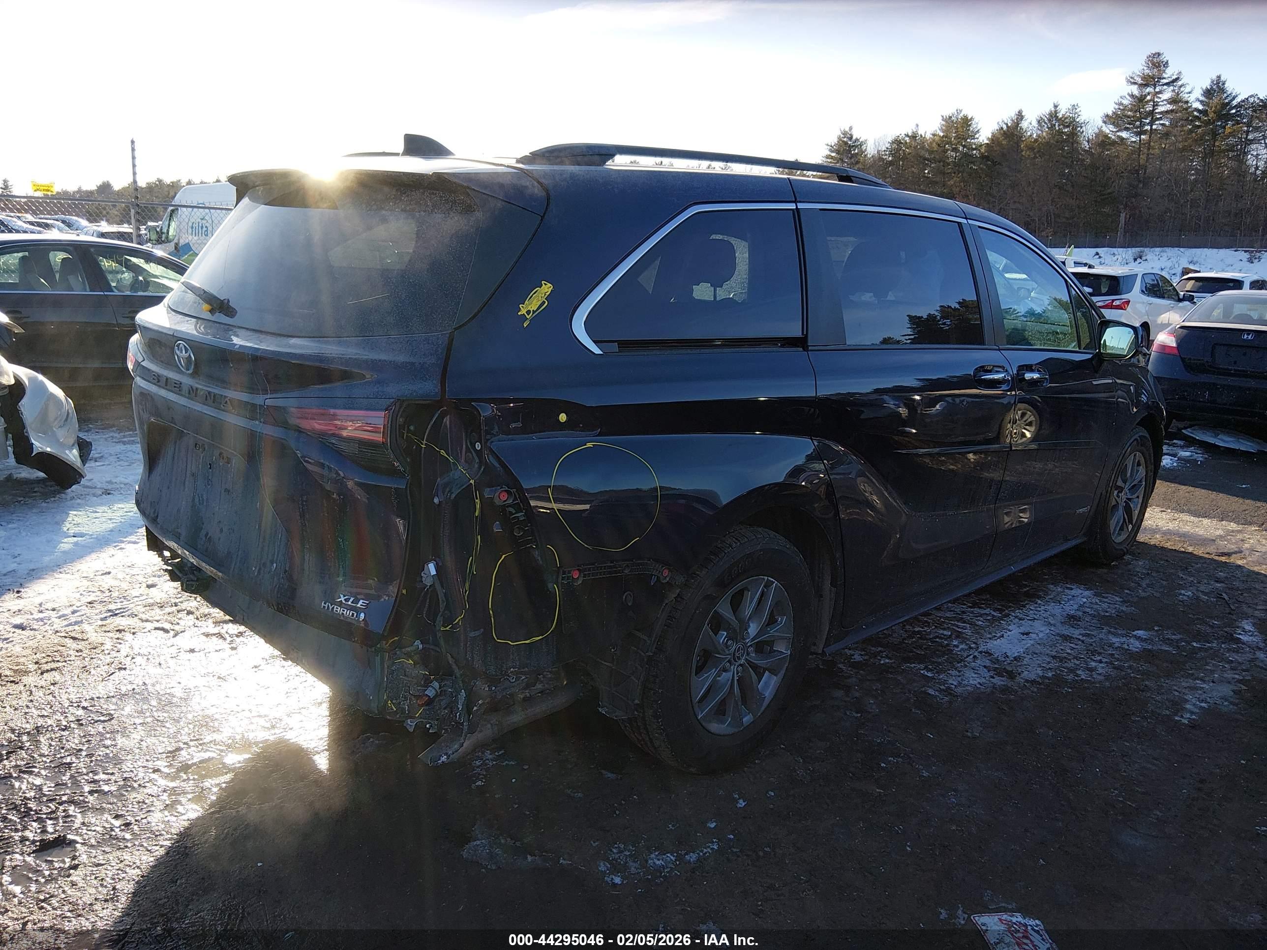 TOYOTA SIENNA image 4