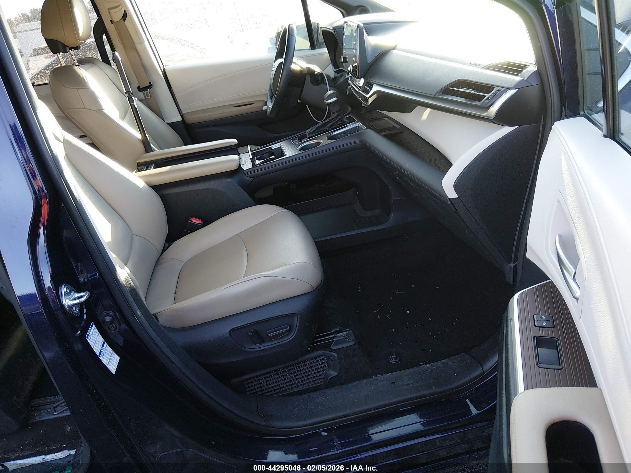TOYOTA SIENNA image 5