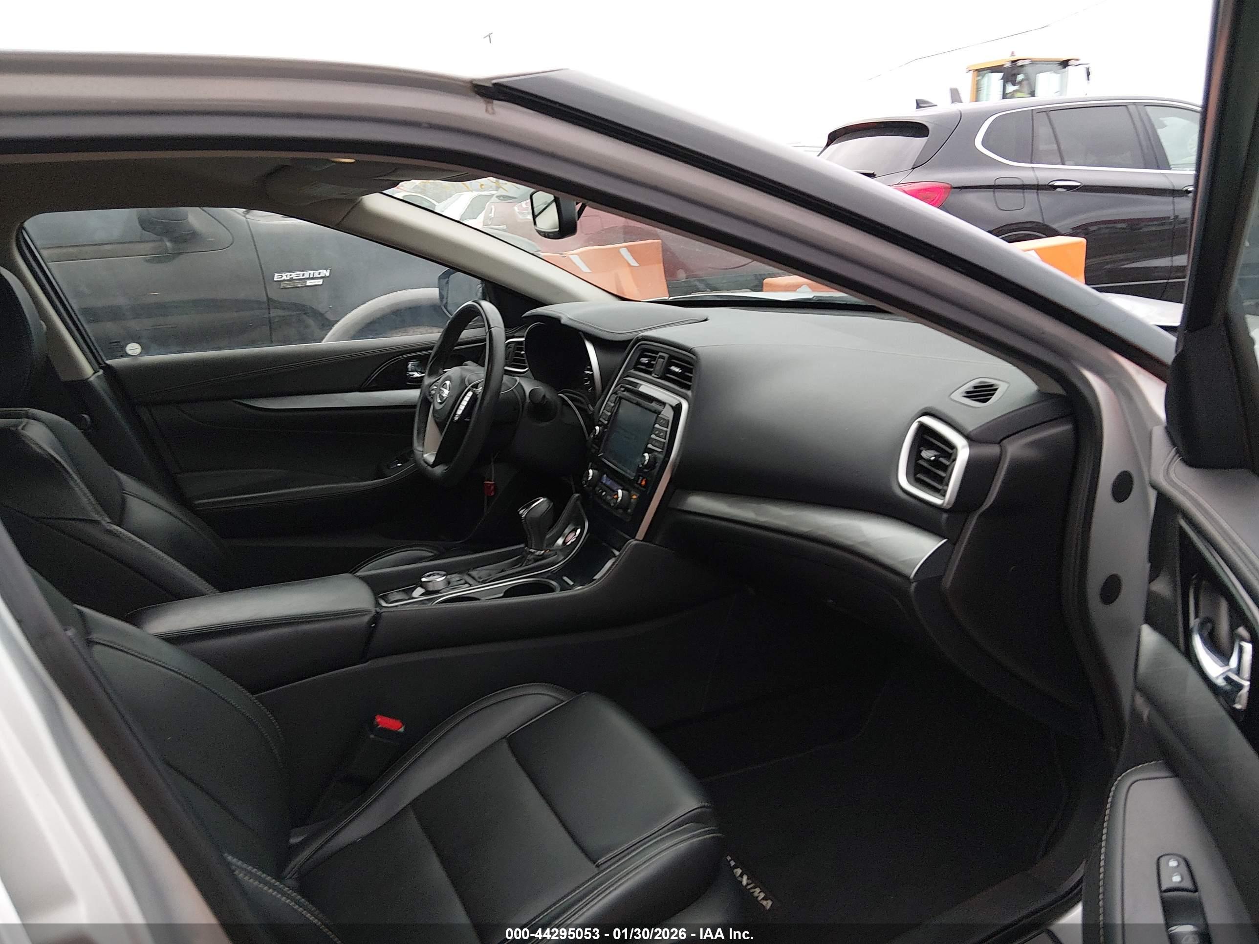 NISSAN MAXIMA image 5