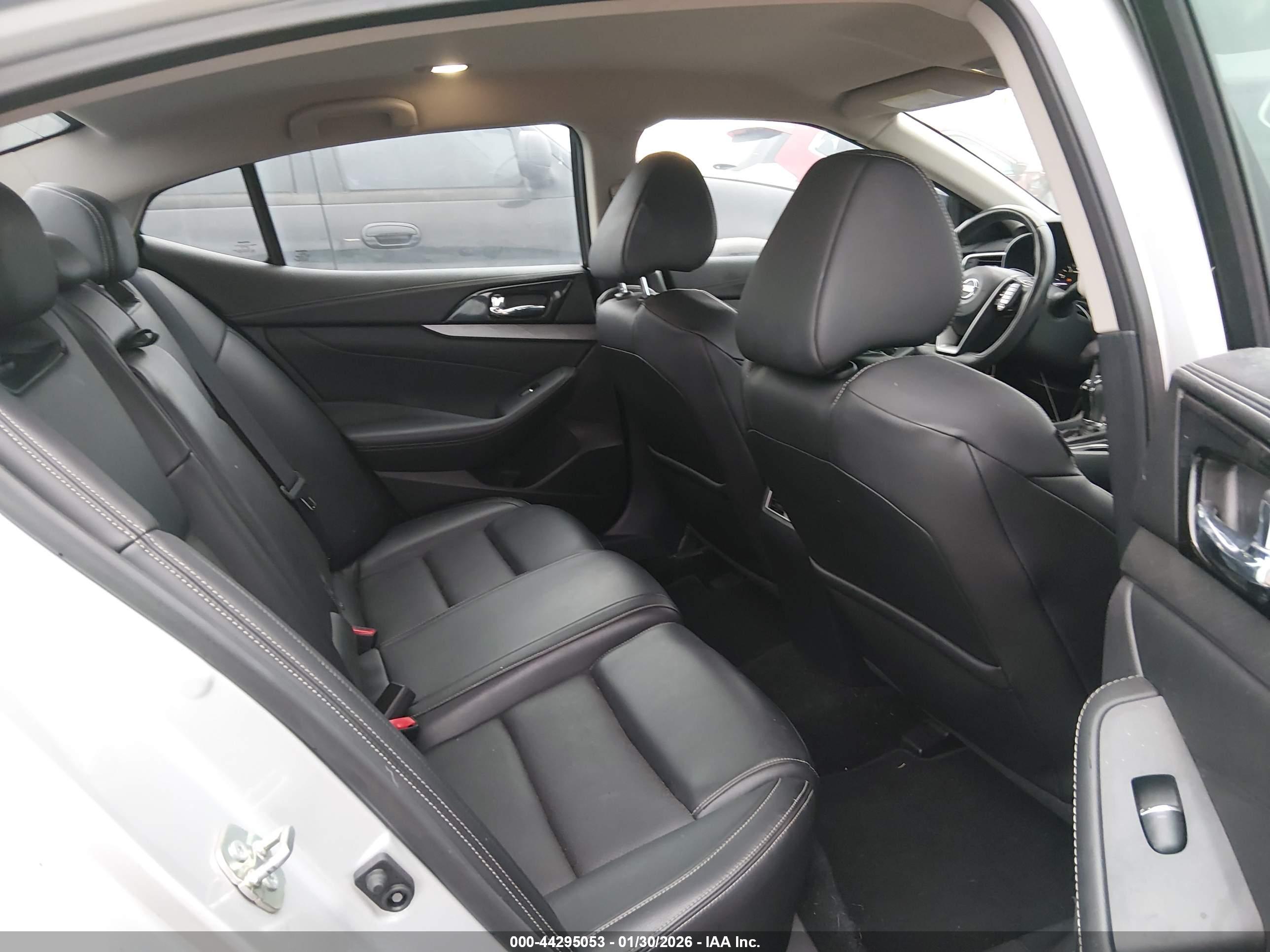 NISSAN MAXIMA image 8
