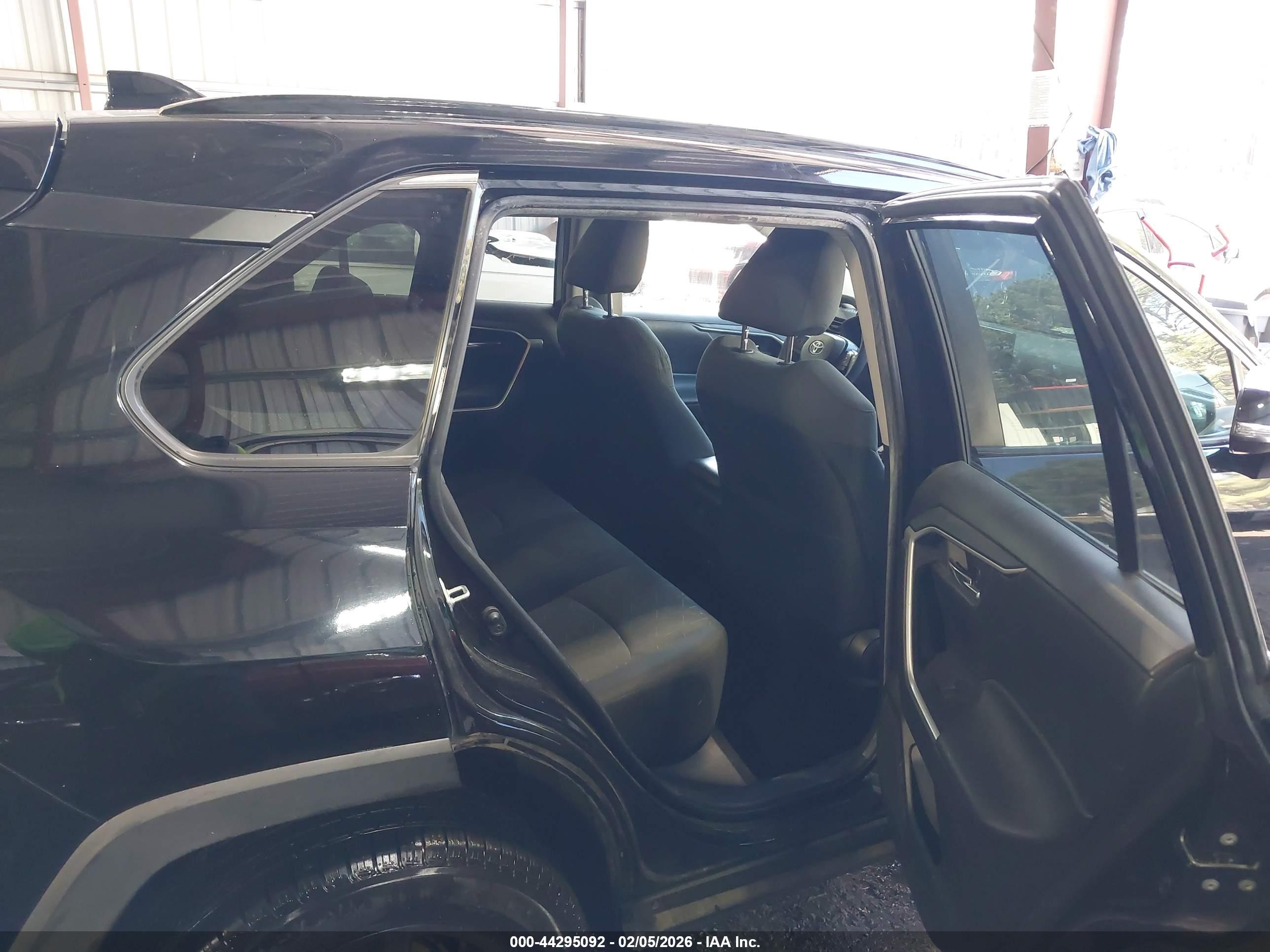 TOYOTA RAV4 image 8