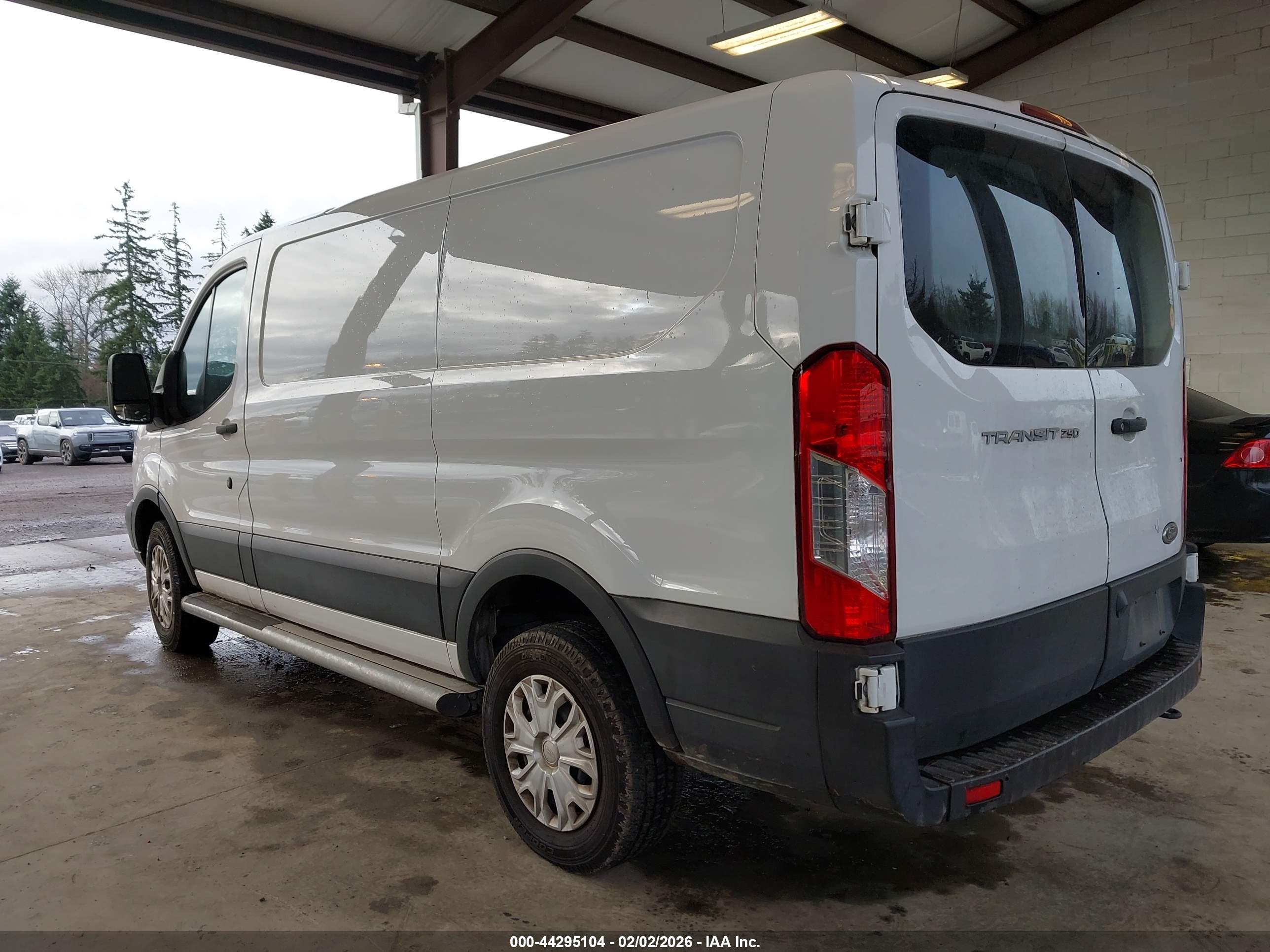 FORD TRANSIT-250 image 3