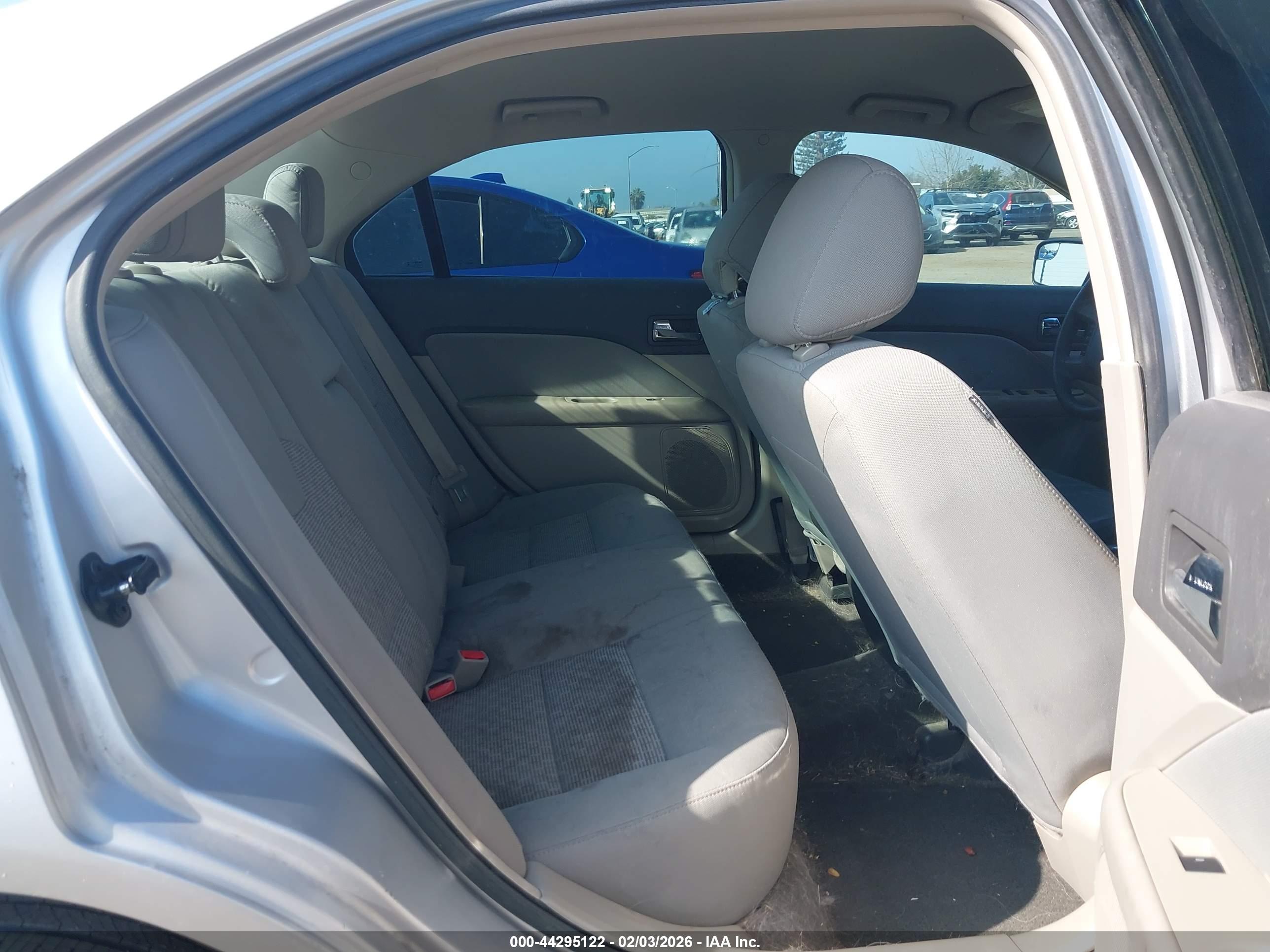 FORD FUSION image 8