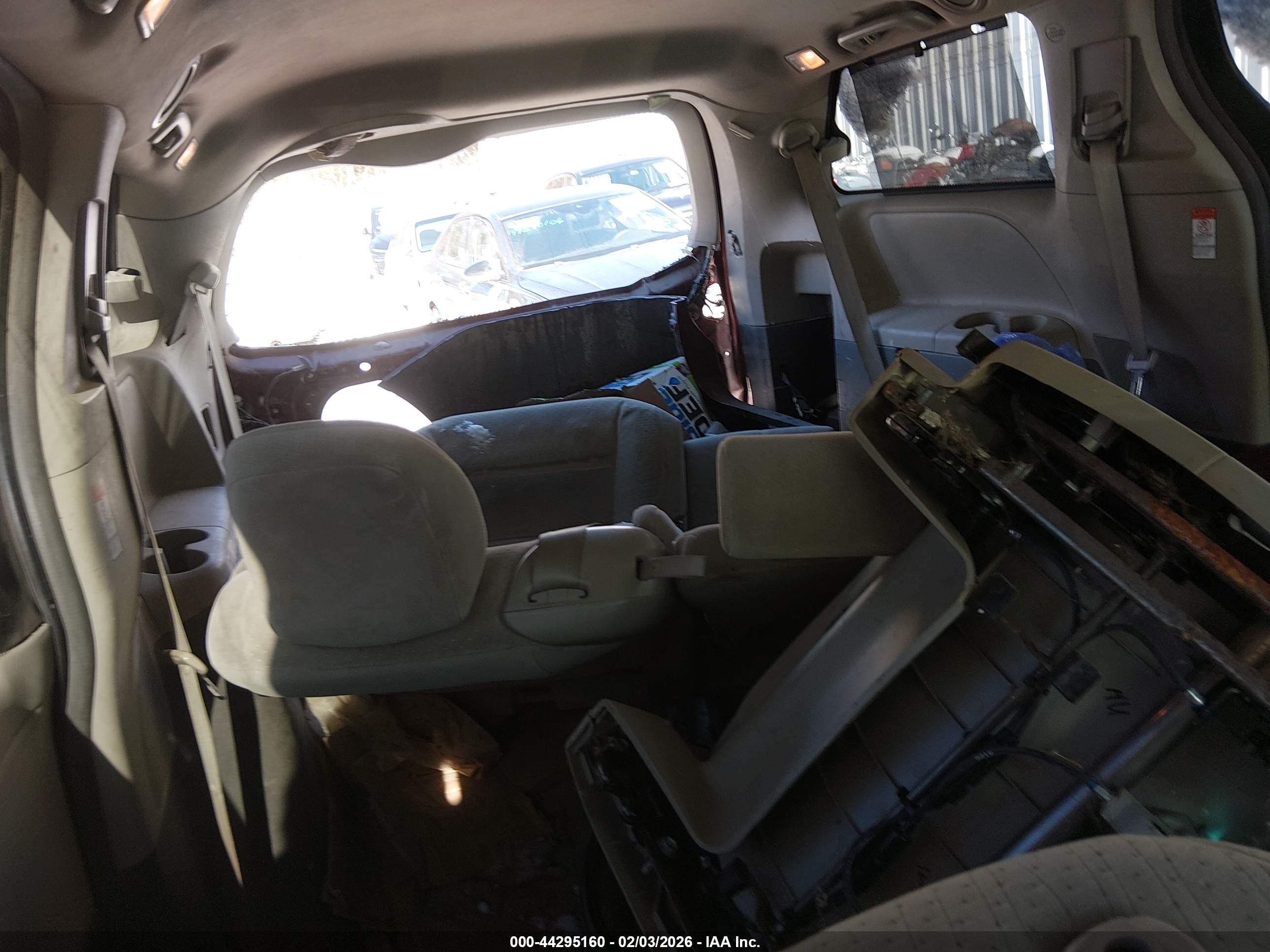 TOYOTA SIENNA image 8