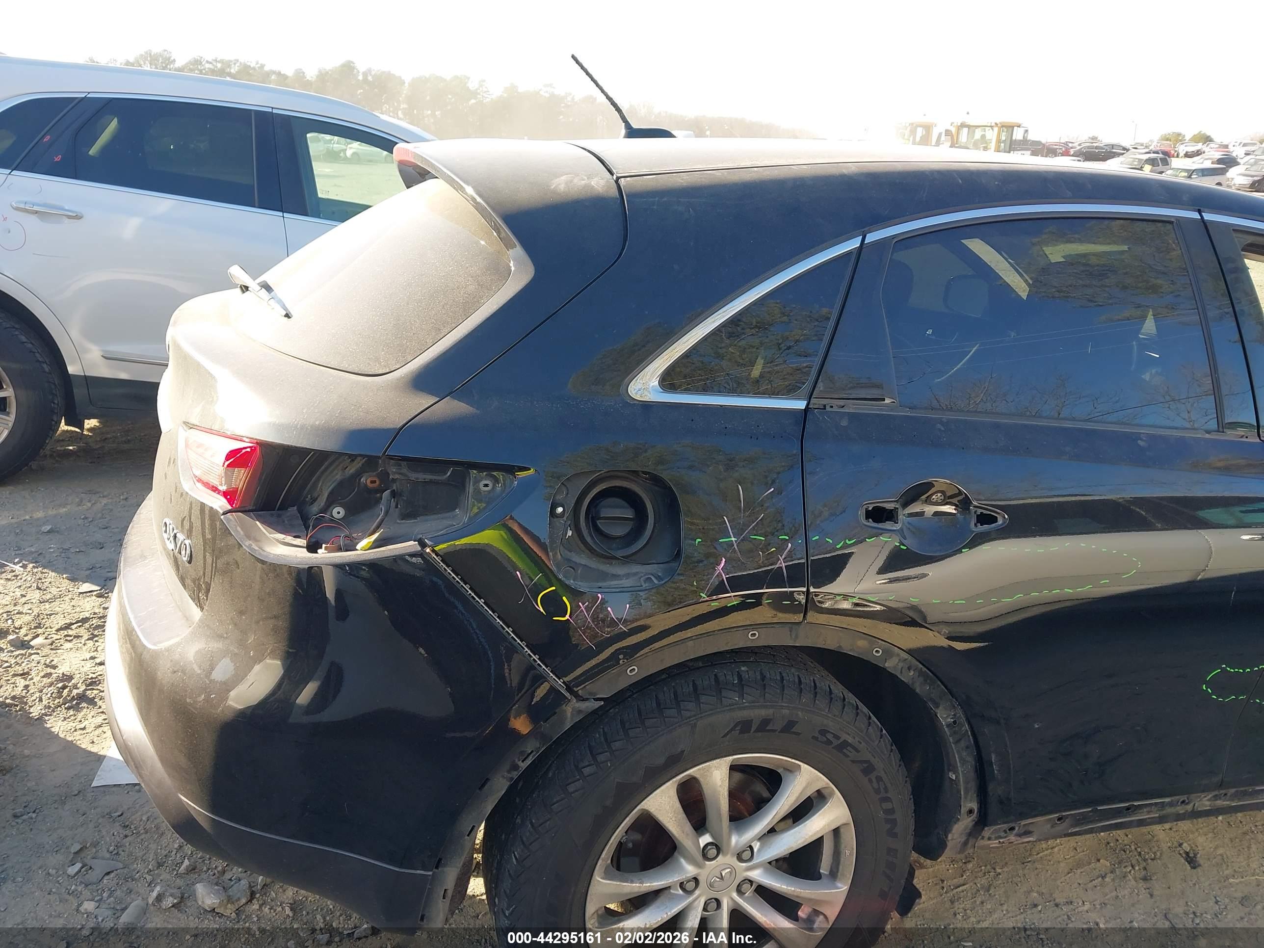 INFINITI QX70 image 6