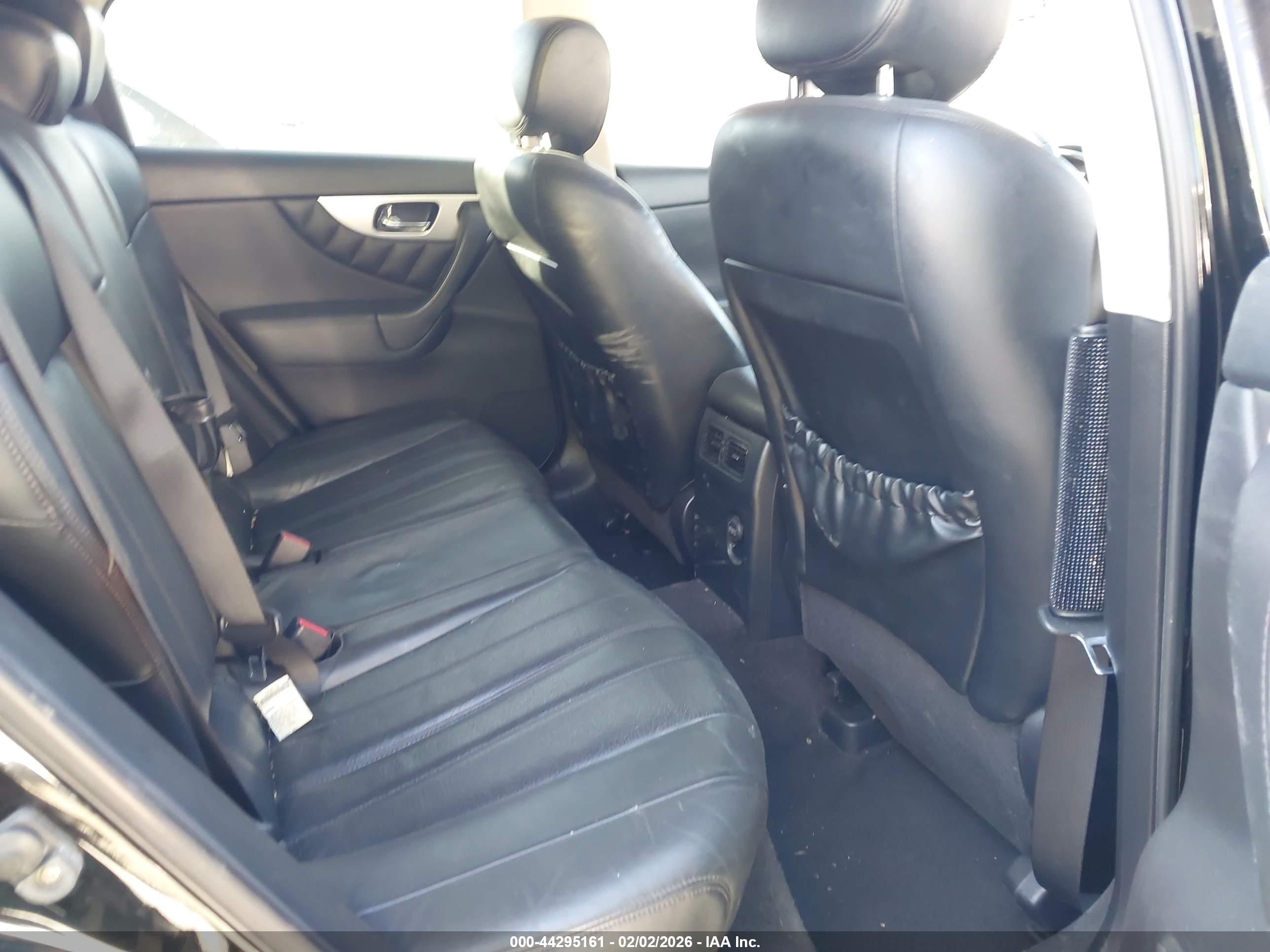 INFINITI QX70 image 8