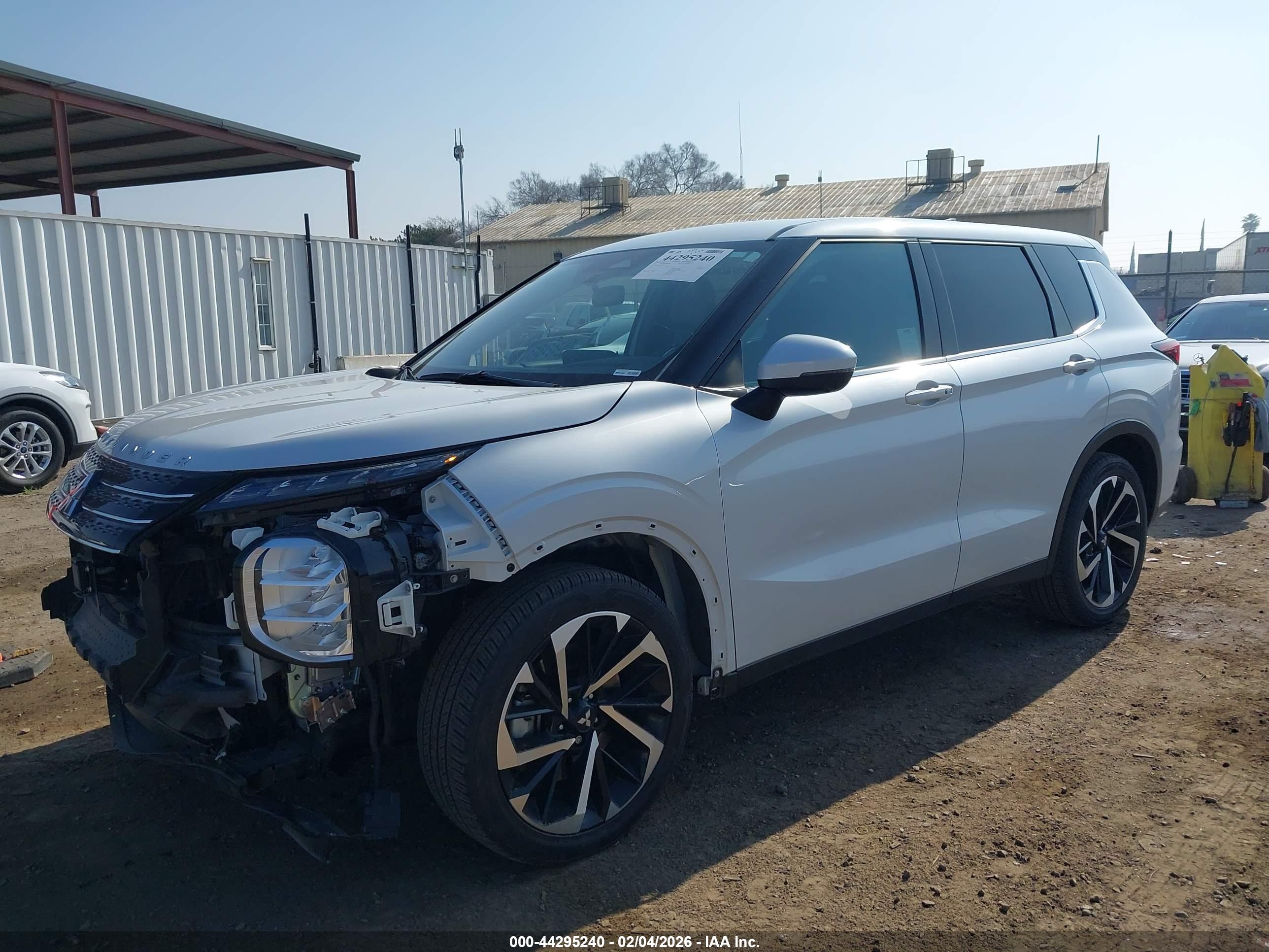 MITSUBISHI OUTLANDER image 2