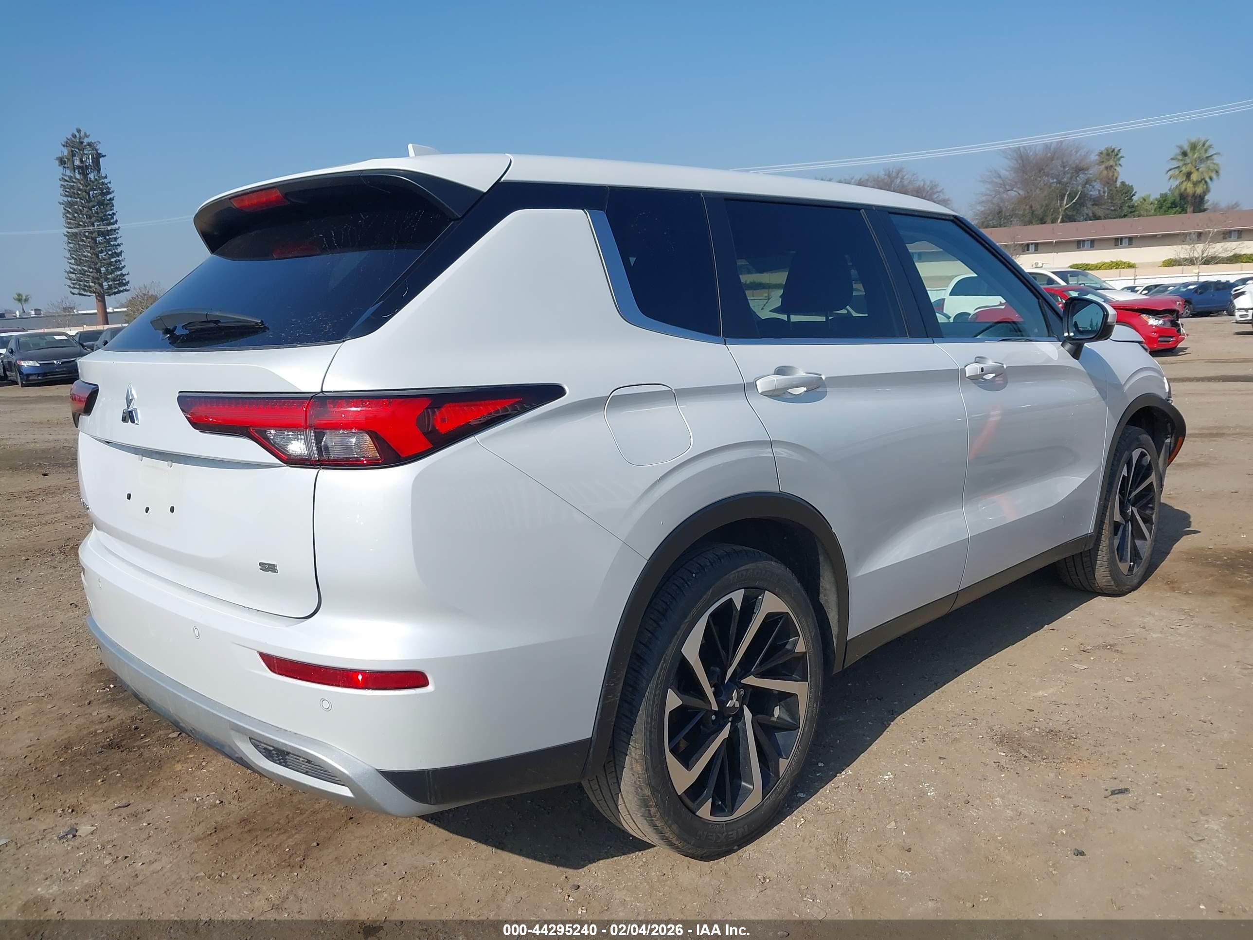 MITSUBISHI OUTLANDER image 4
