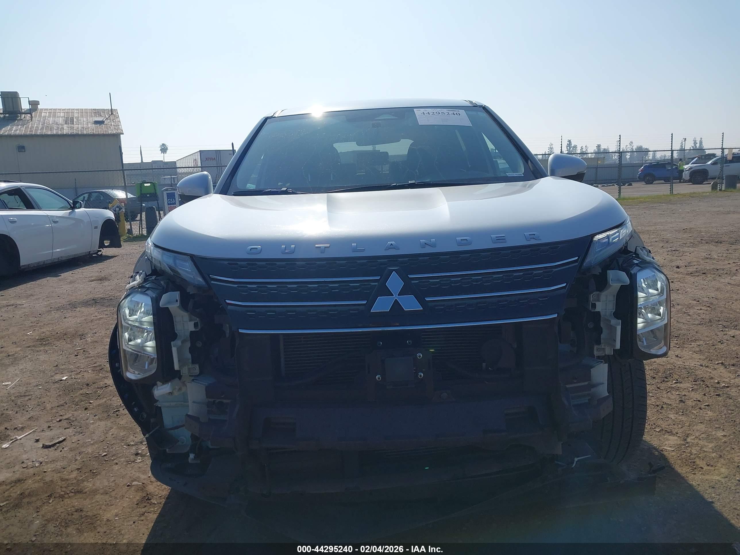 MITSUBISHI OUTLANDER image 6