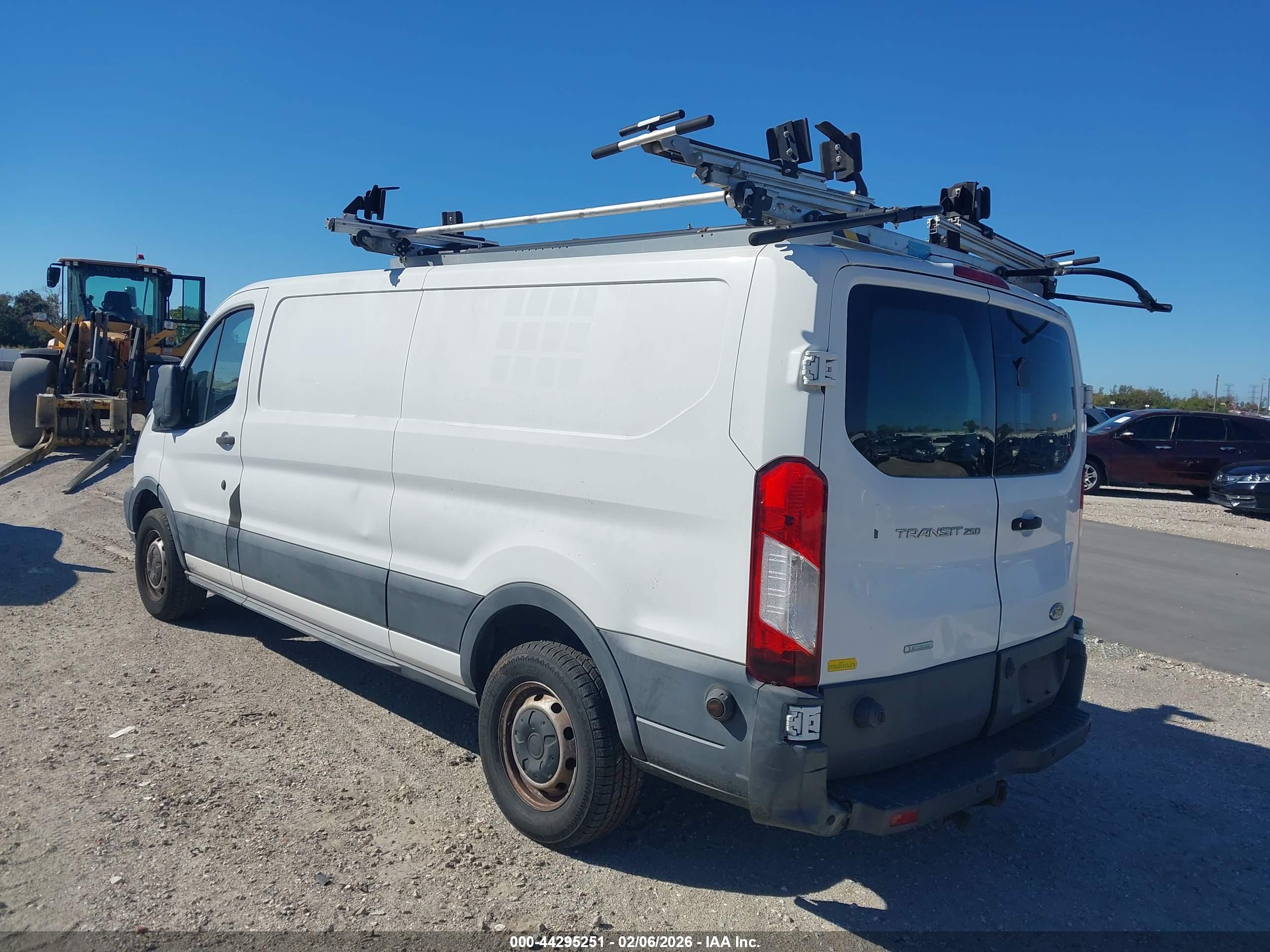 FORD TRANSIT-250 image 3