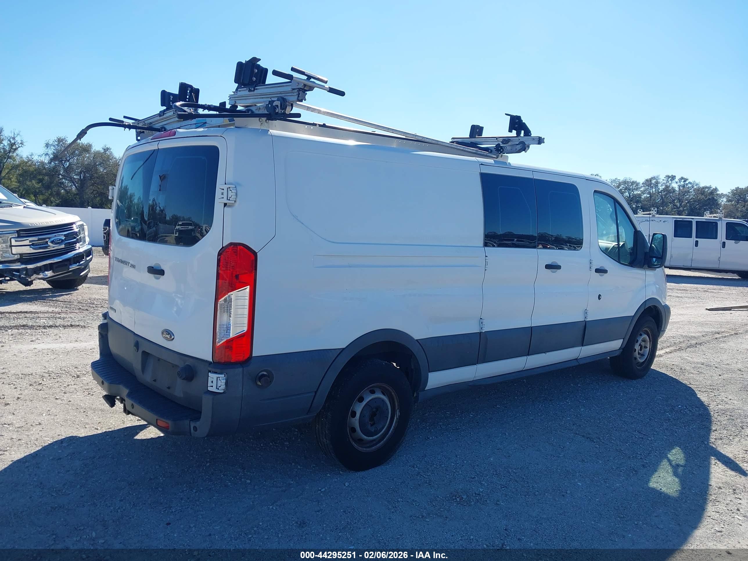 FORD TRANSIT-250 image 4