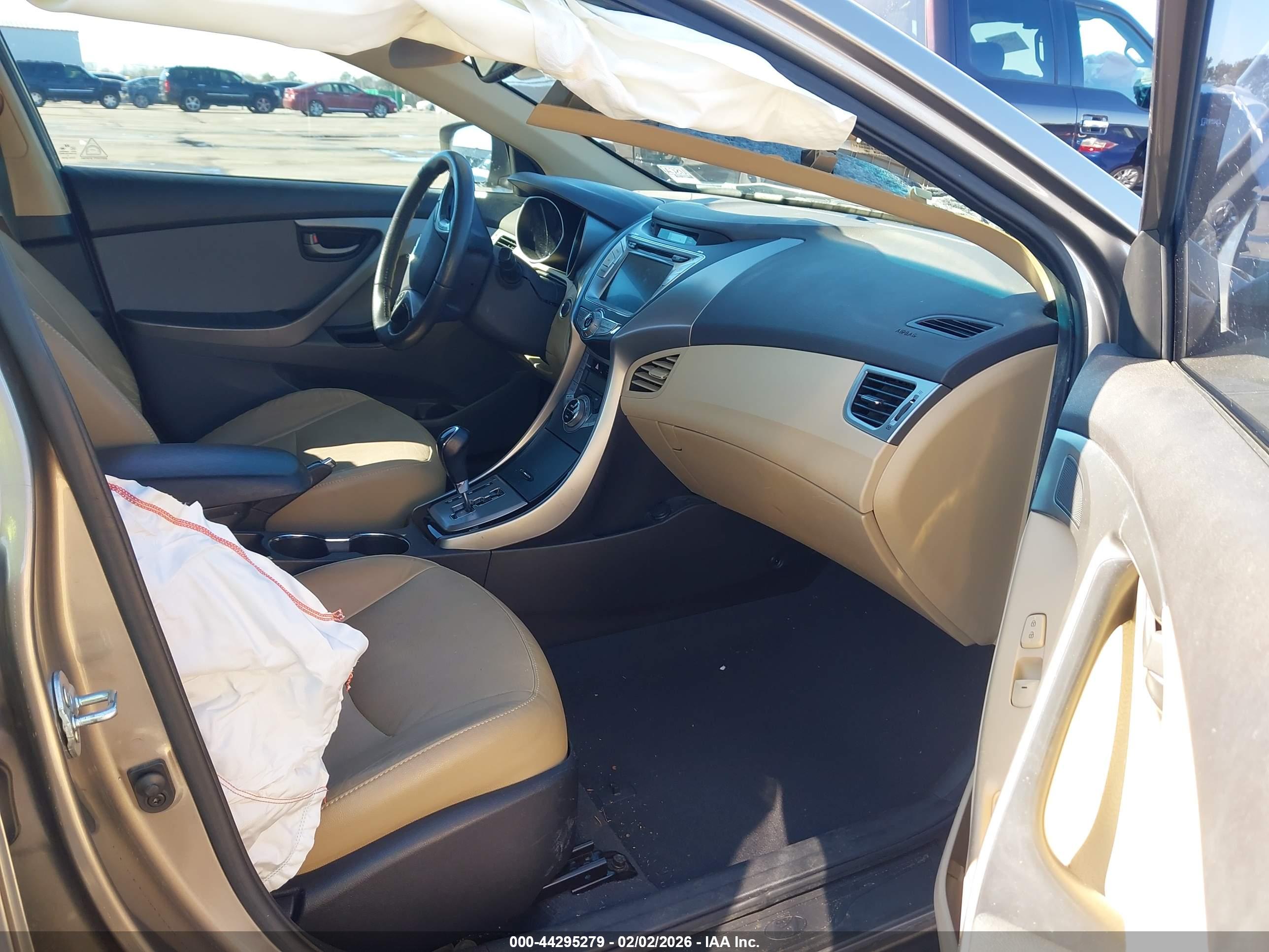 HYUNDAI ELANTRA image 5