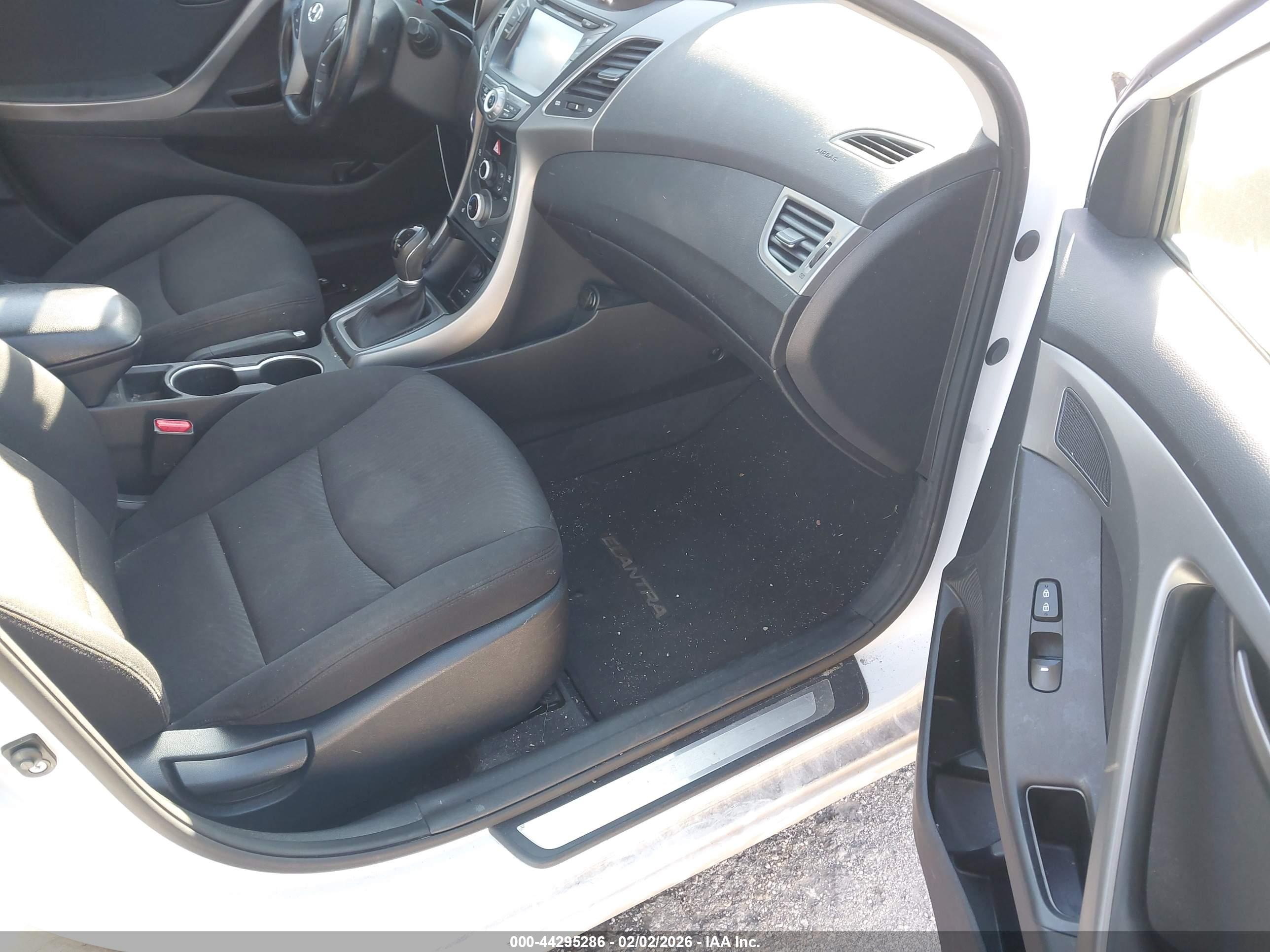 HYUNDAI ELANTRA image 5