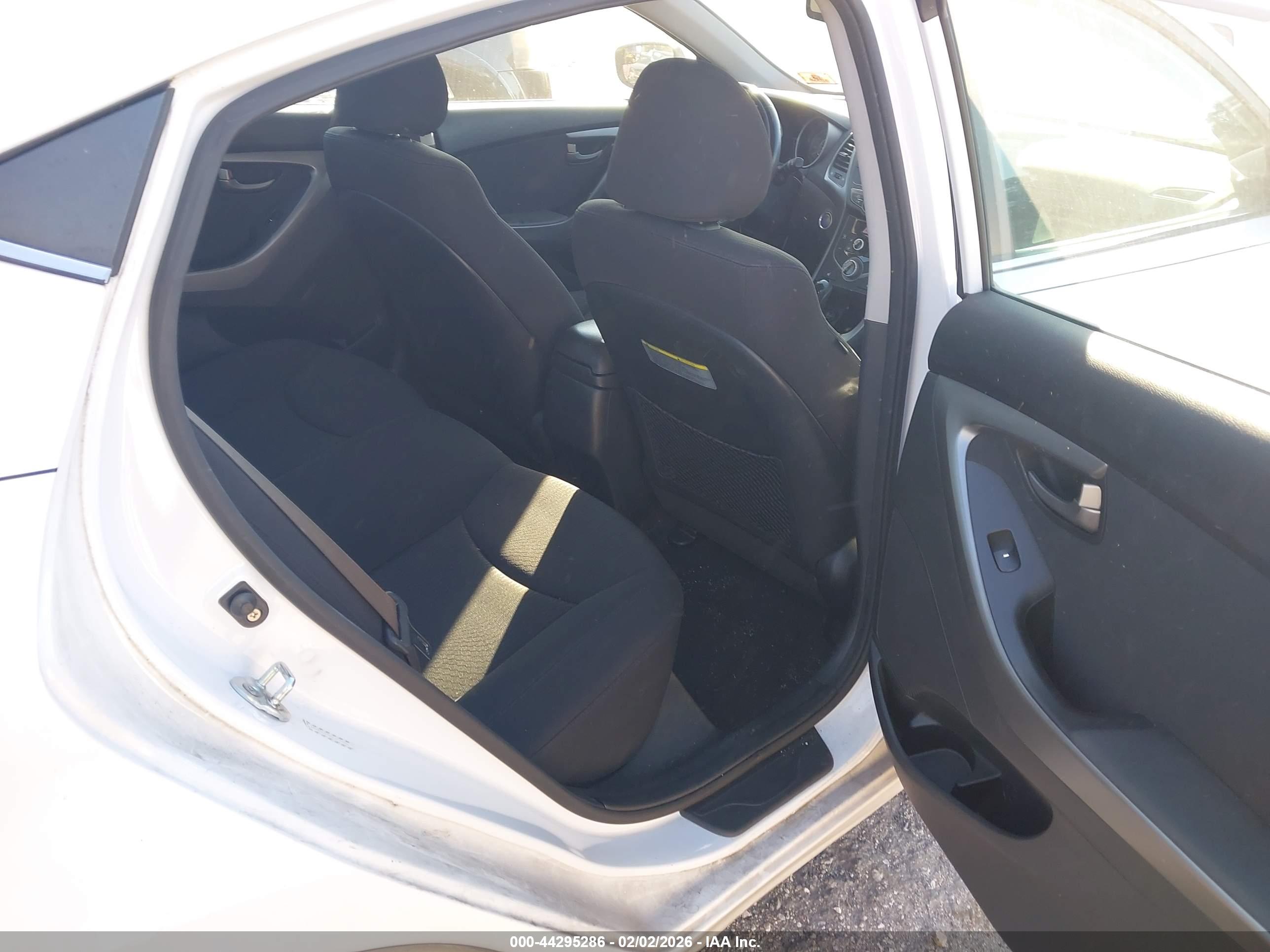 HYUNDAI ELANTRA image 8