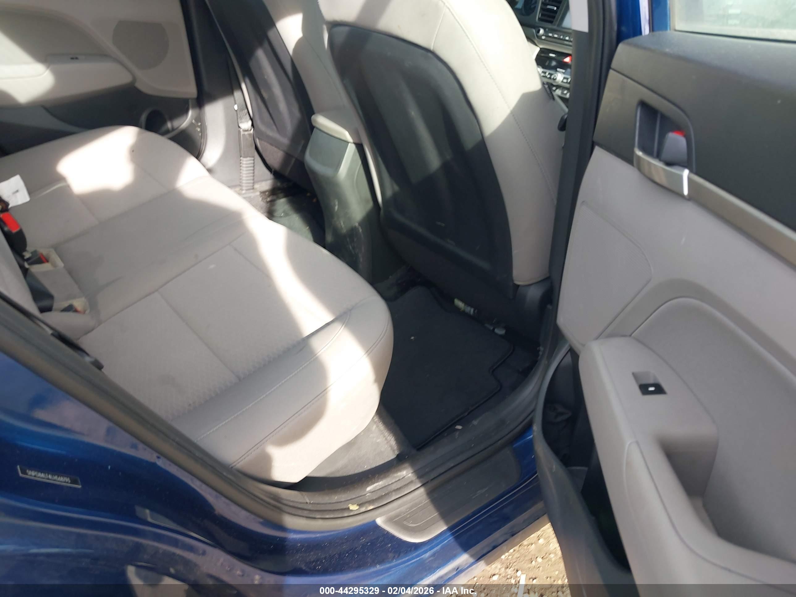 HYUNDAI ELANTRA image 8