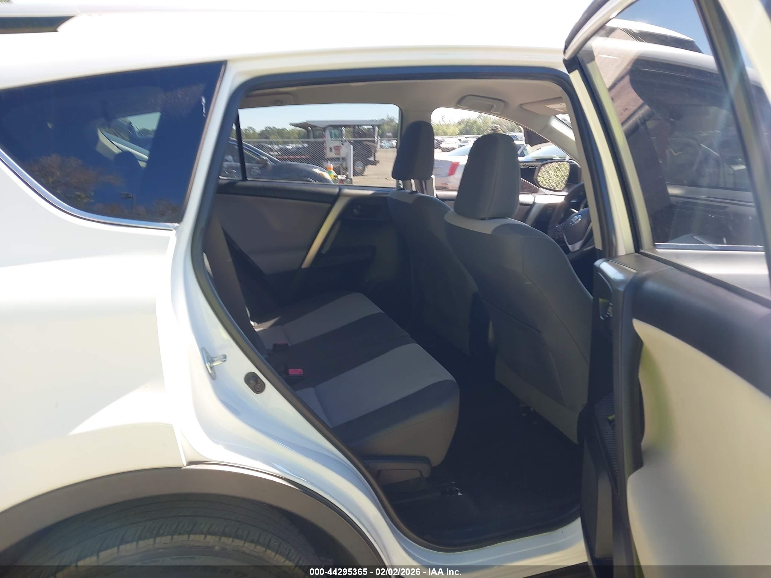TOYOTA RAV4 image 8