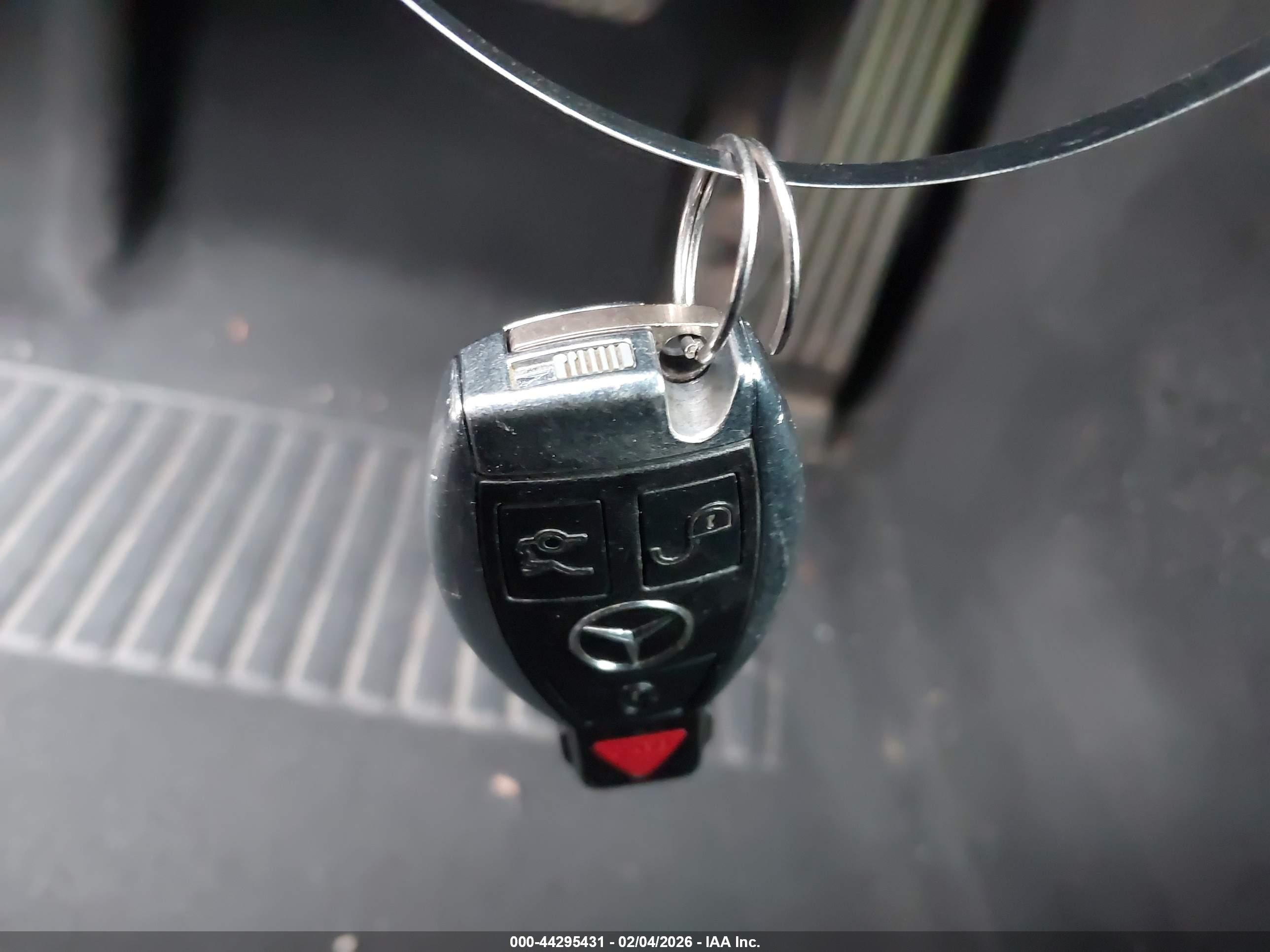 MERCEDES-BENZ E image 11