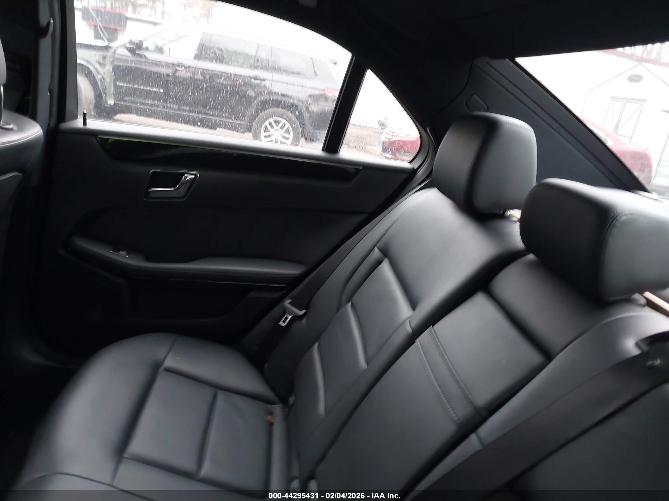 MERCEDES-BENZ E image 8