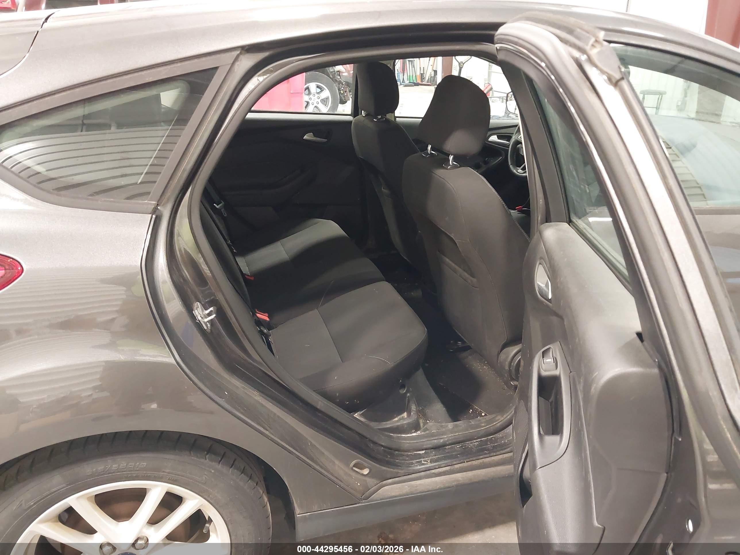 FORD FOCUS image 8