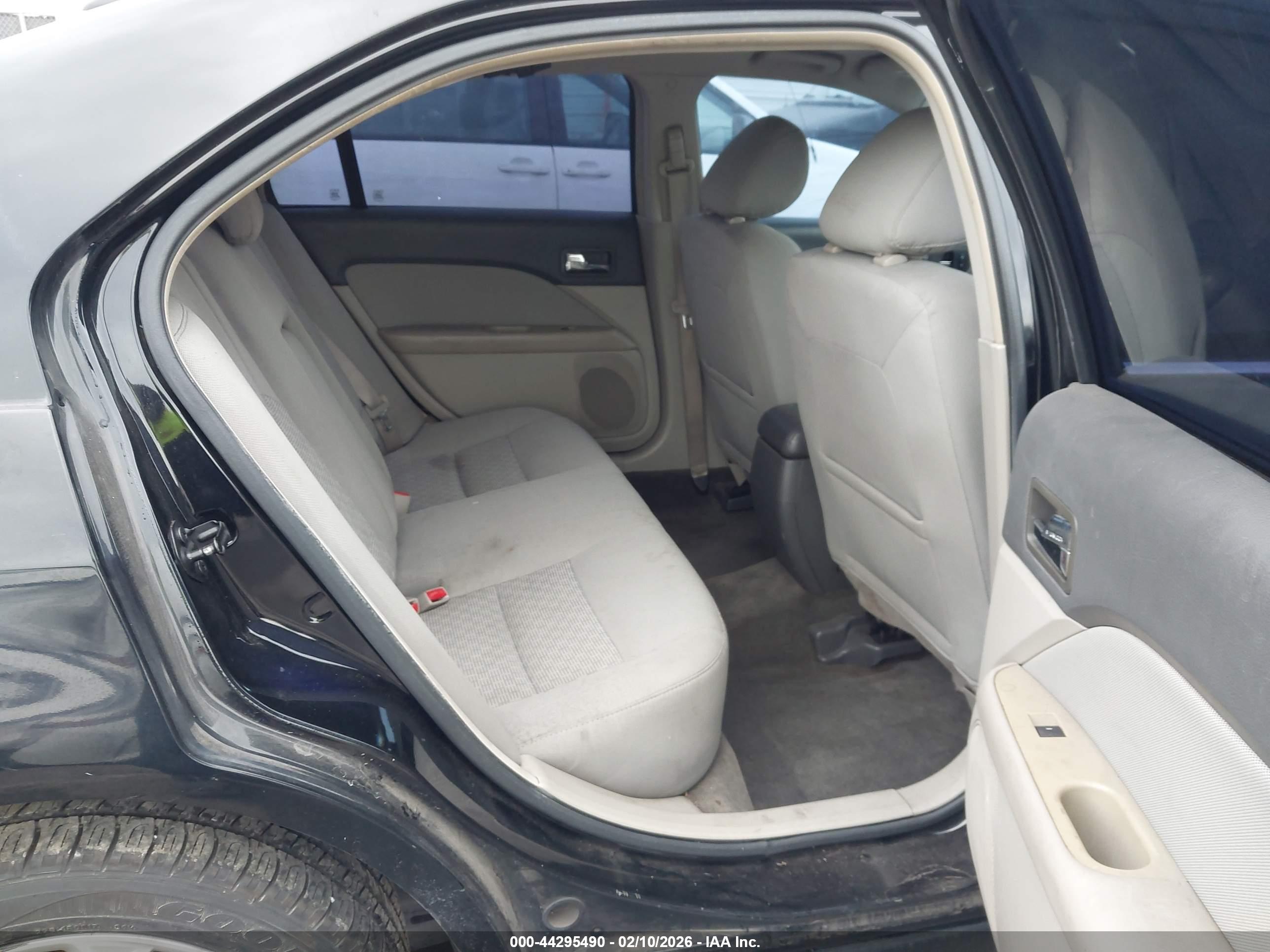 FORD FUSION image 8