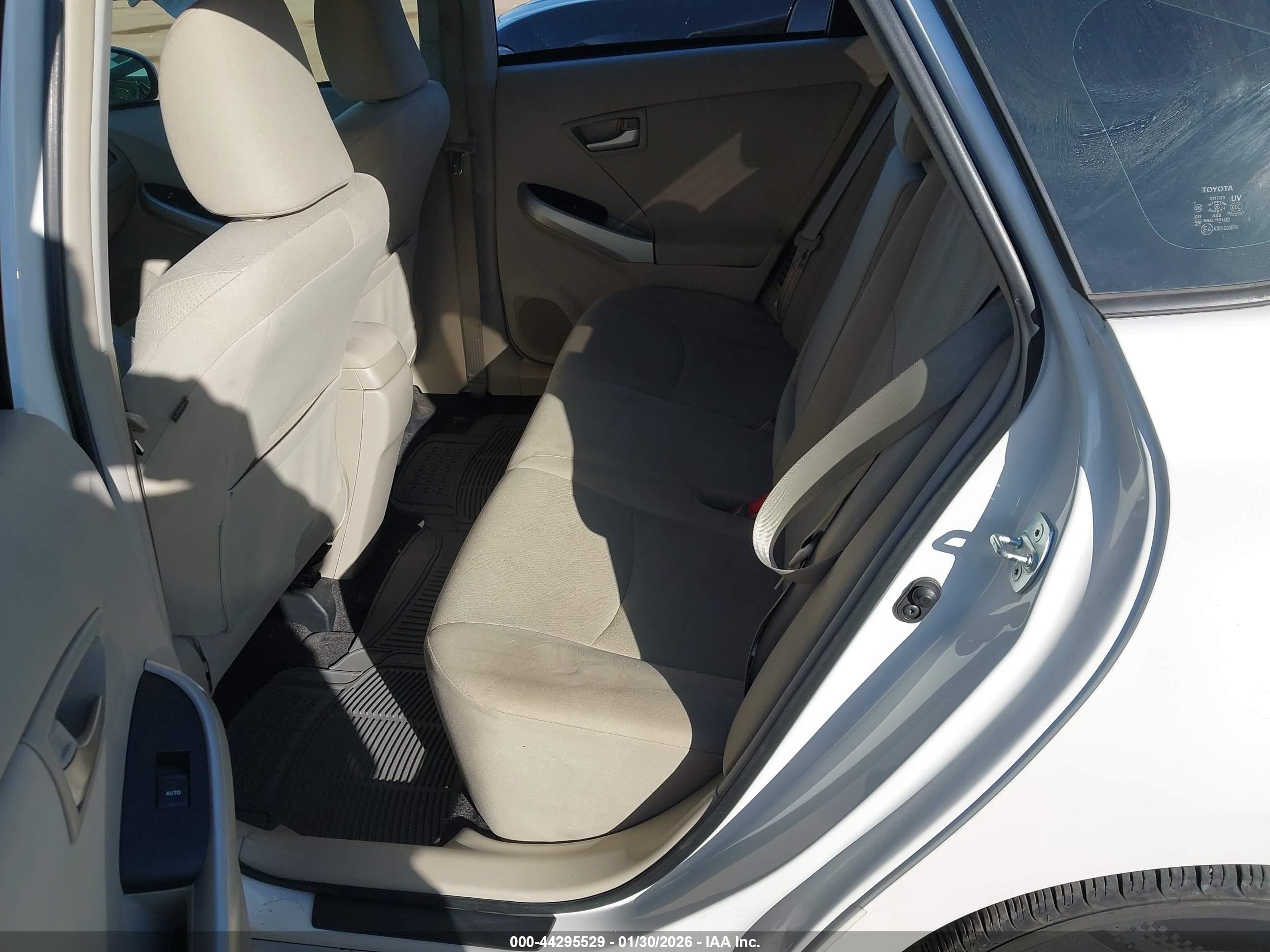 TOYOTA PRIUS image 8