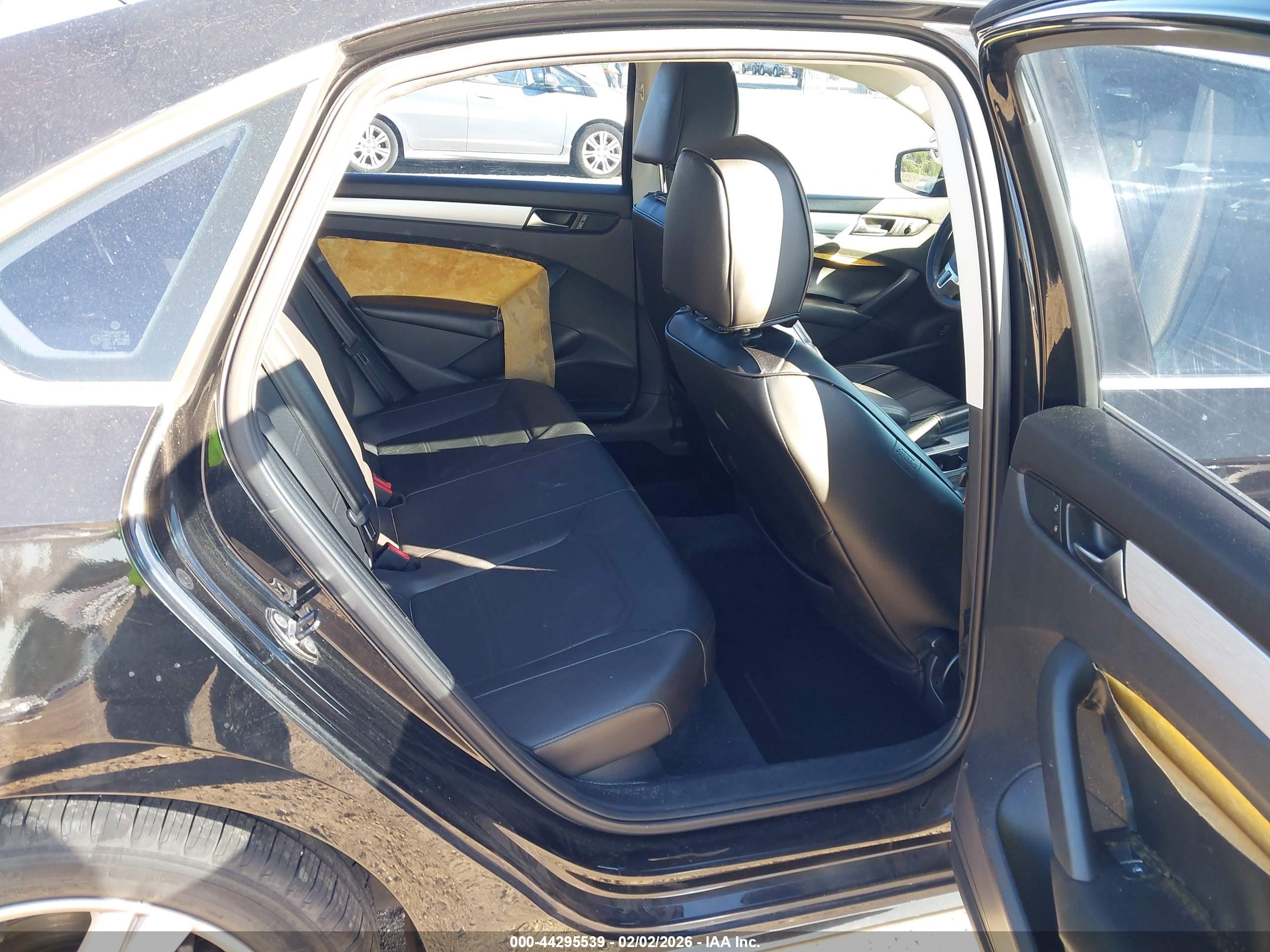 VOLKSWAGEN PASSAT image 8