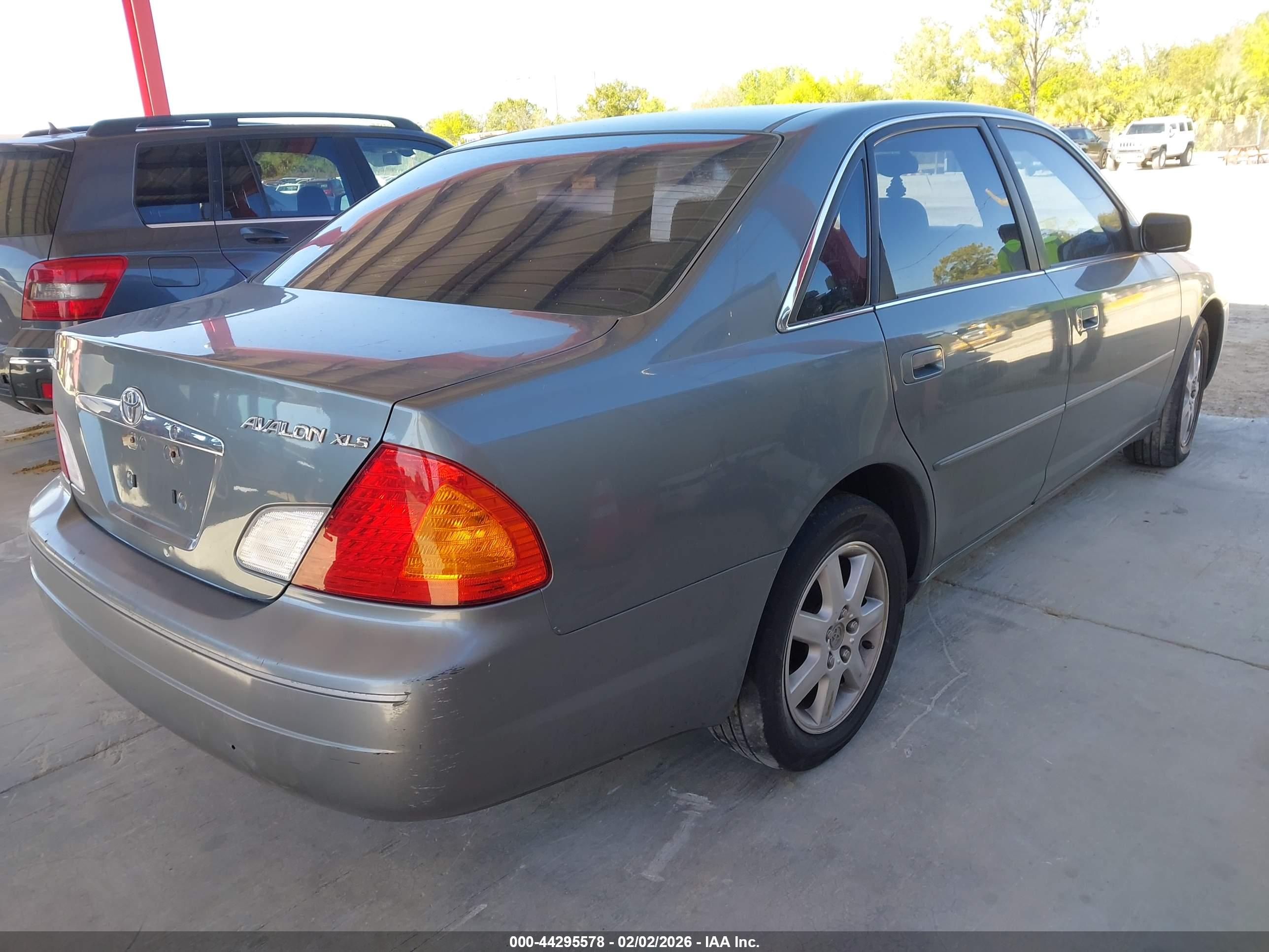 TOYOTA AVALON image 4