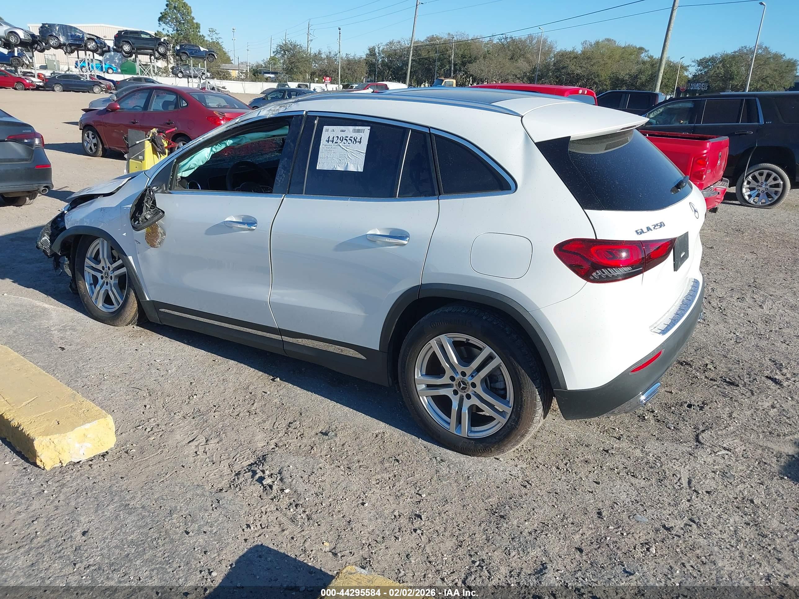 MERCEDES-BENZ GLA image 3