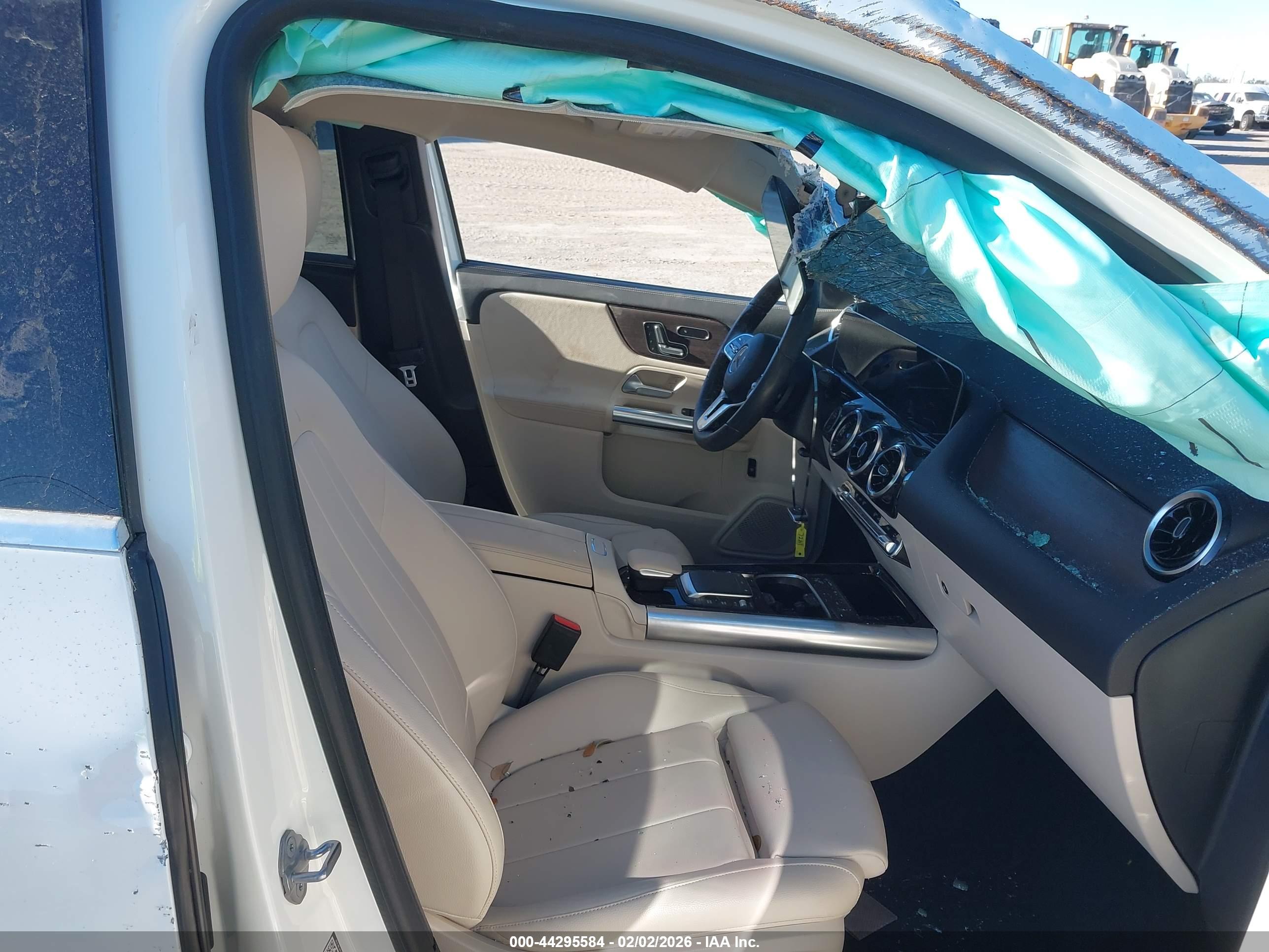 MERCEDES-BENZ GLA image 5
