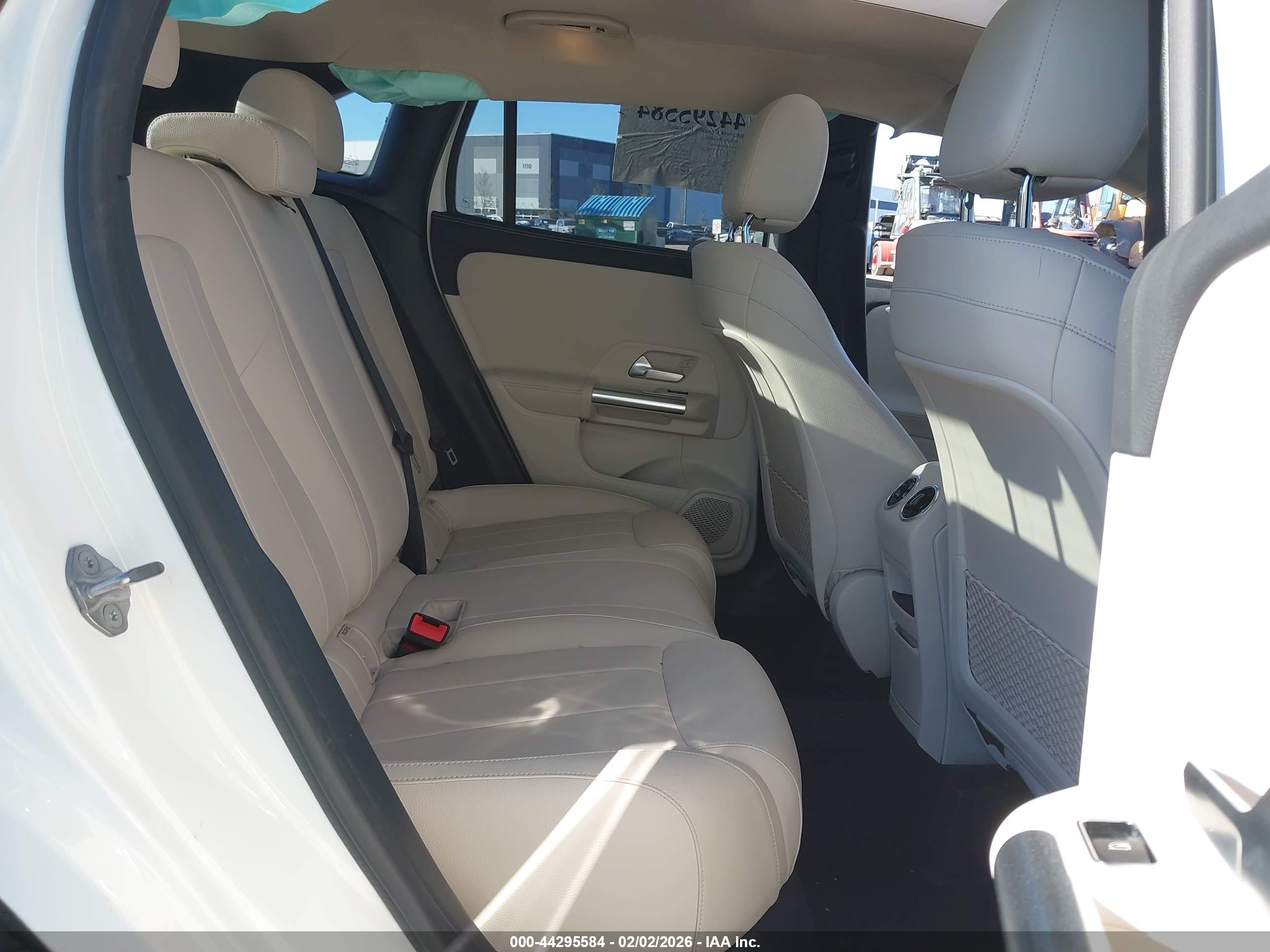 MERCEDES-BENZ GLA image 8