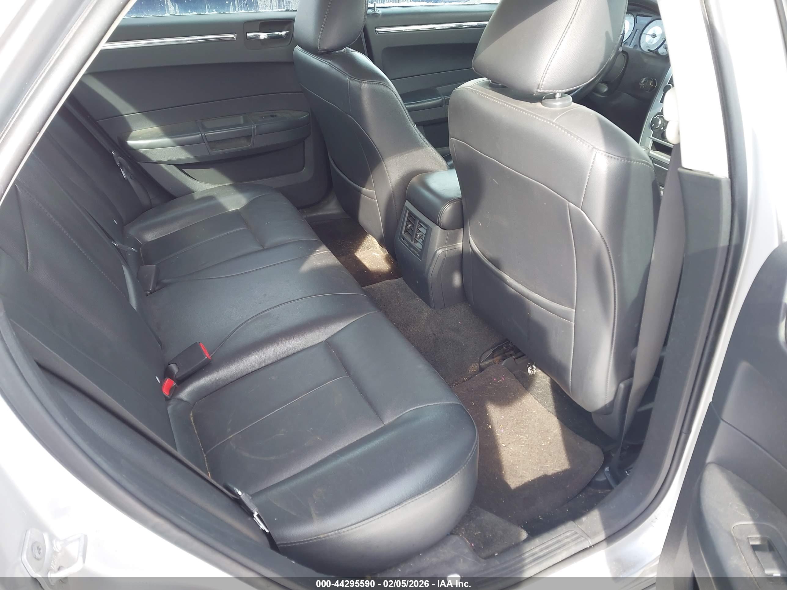 CHRYSLER 300 image 8