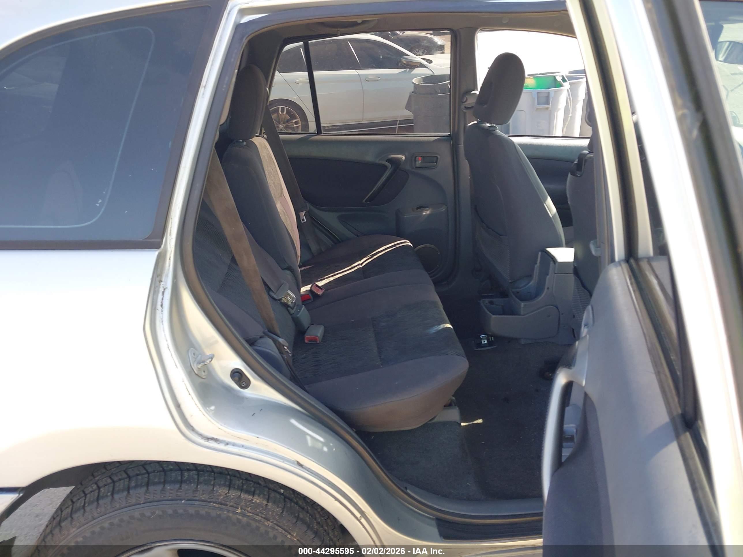 TOYOTA RAV4 image 8