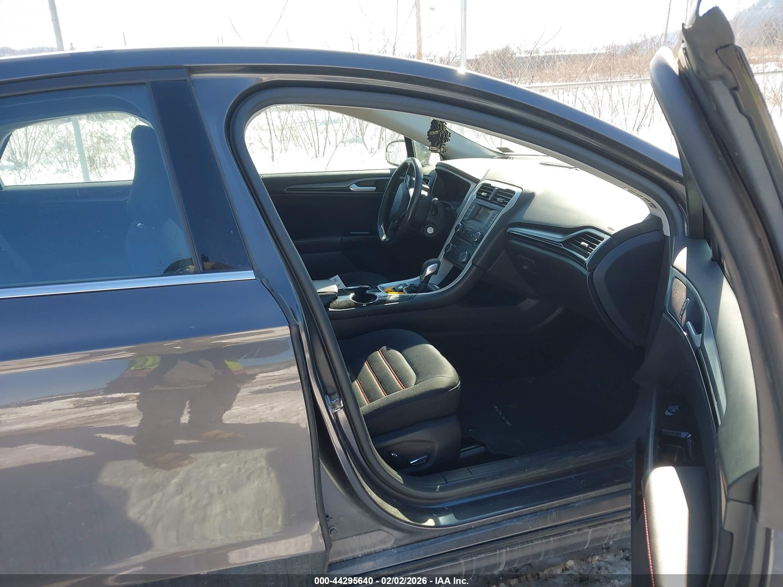FORD FUSION image 5