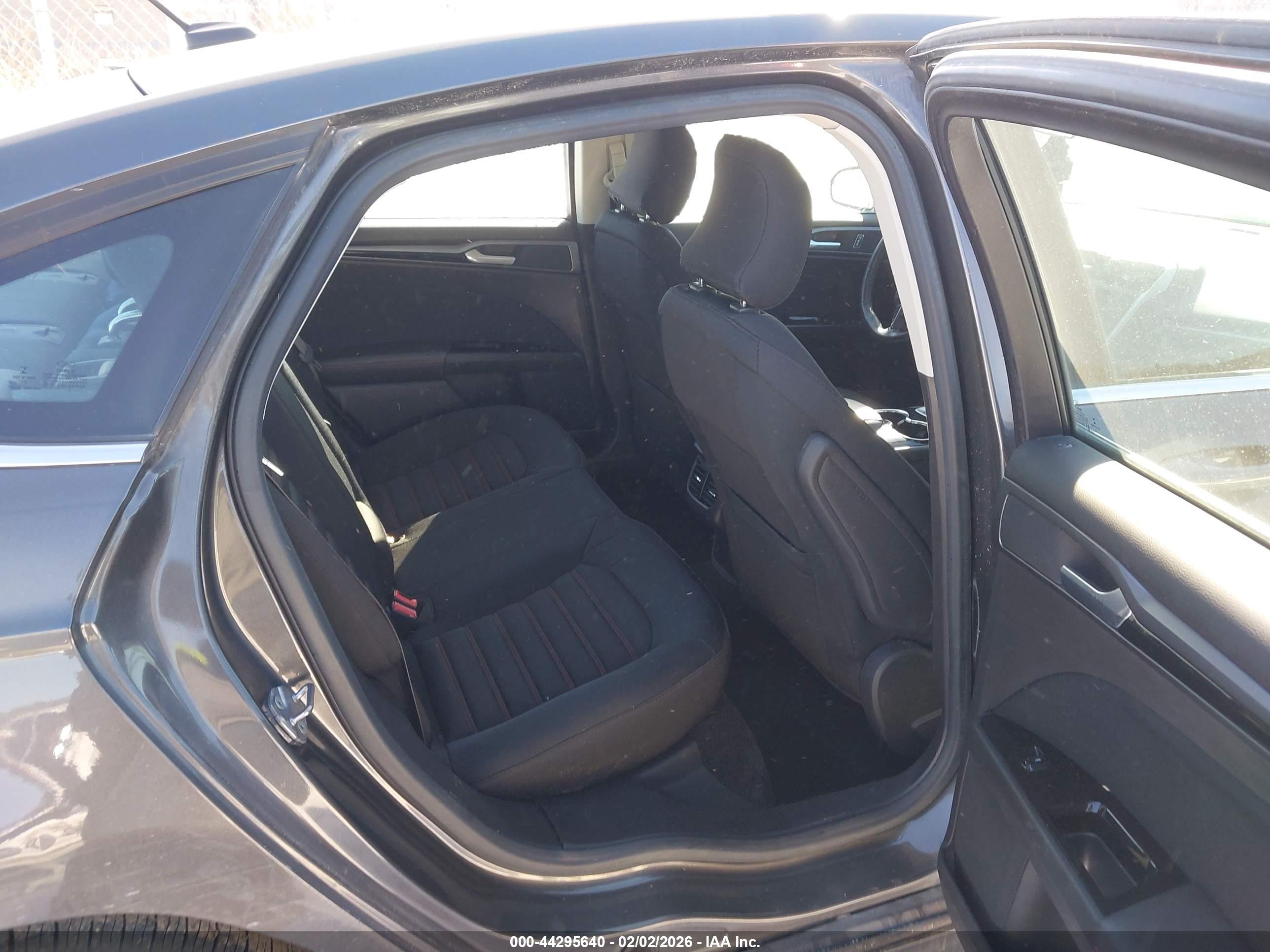 FORD FUSION image 8