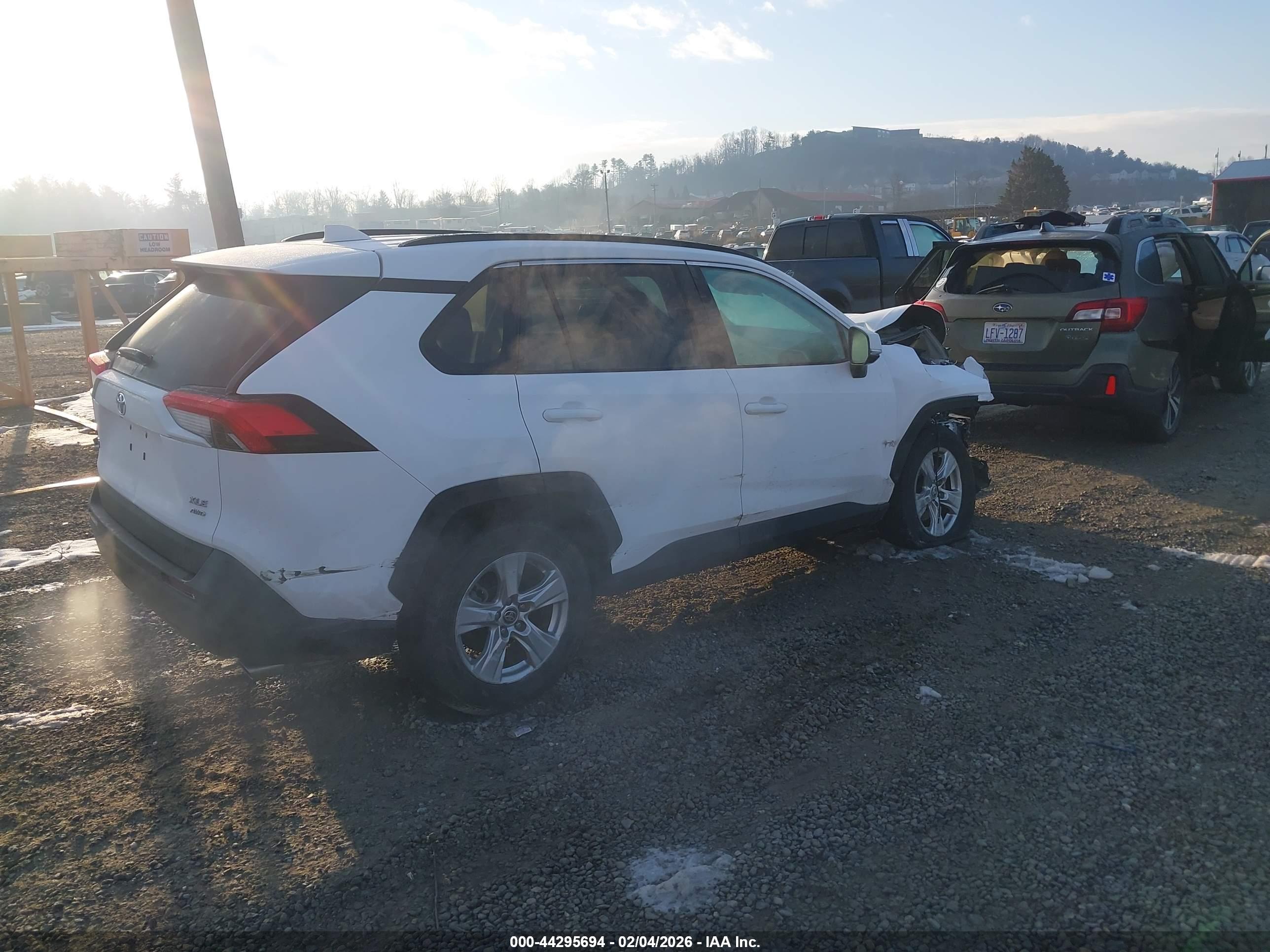 TOYOTA RAV4 image 4