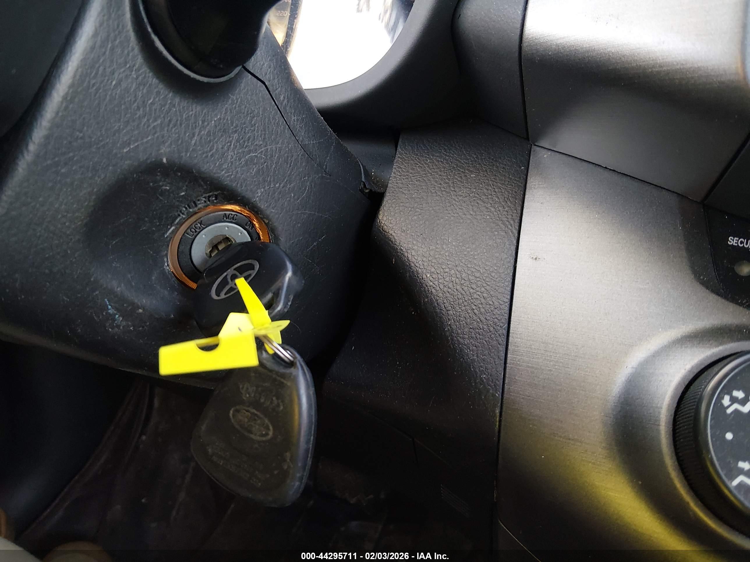 TOYOTA RAV4 image 11