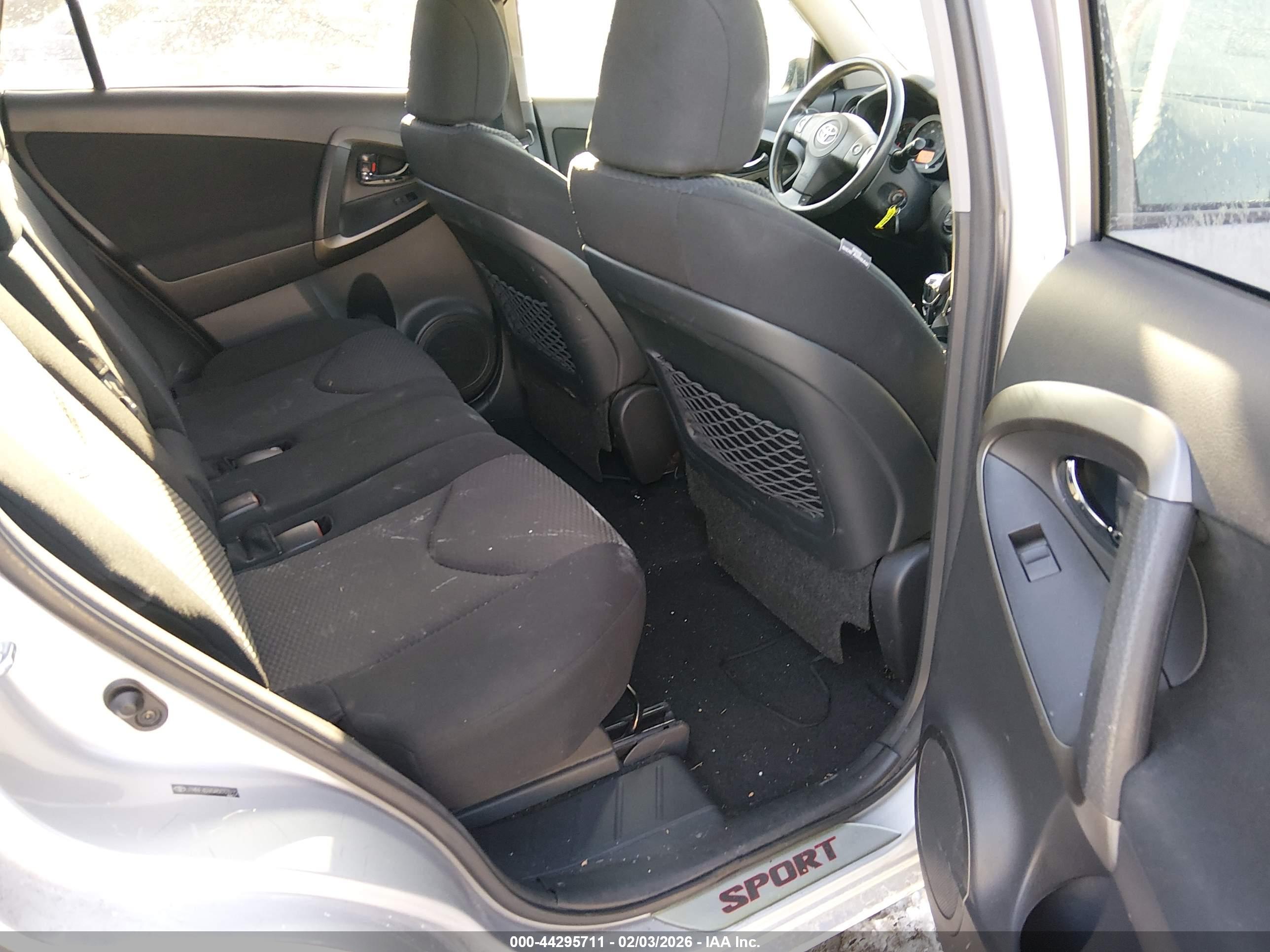 TOYOTA RAV4 image 8