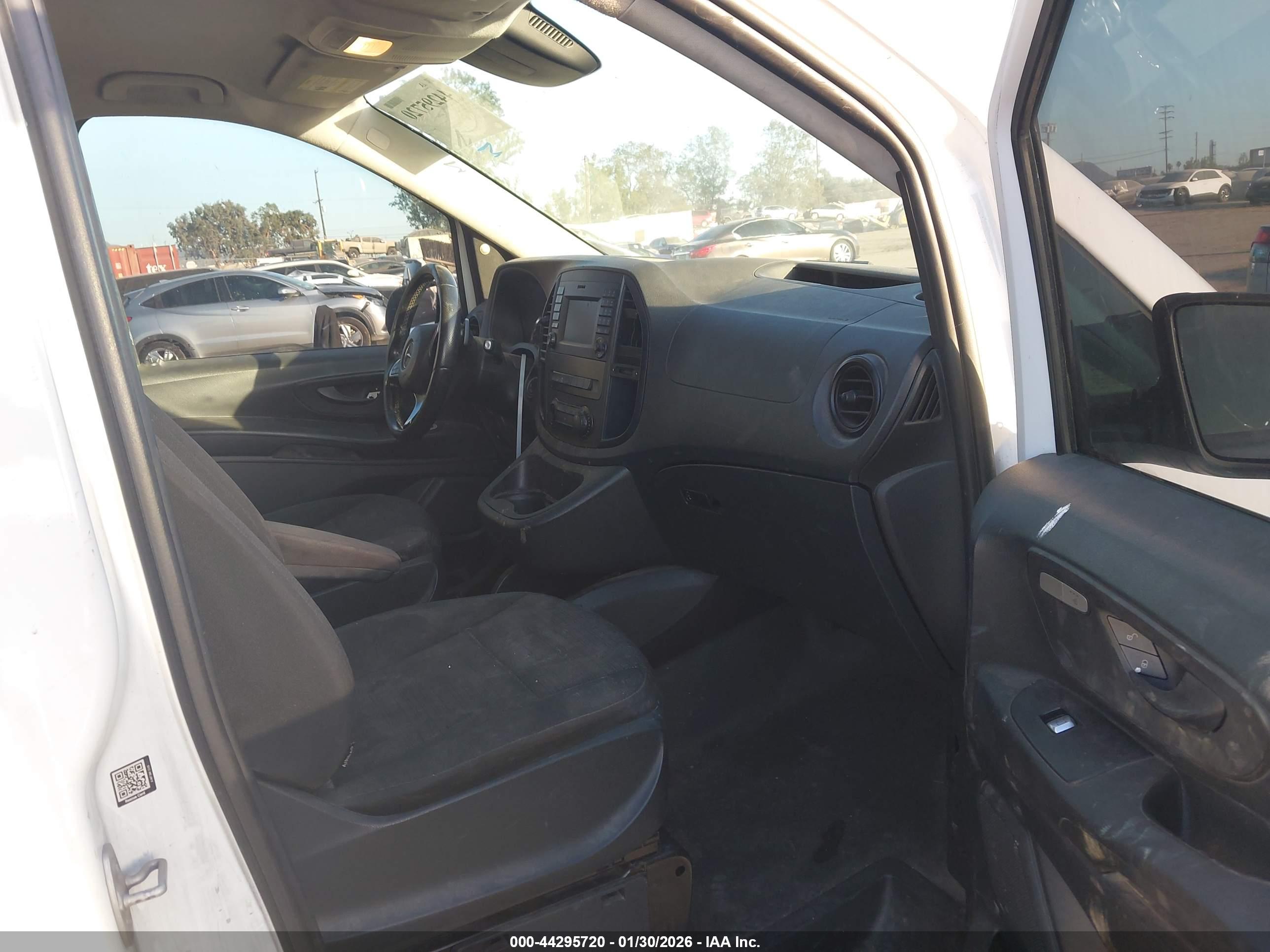 MERCEDES-BENZ METRIS image 5